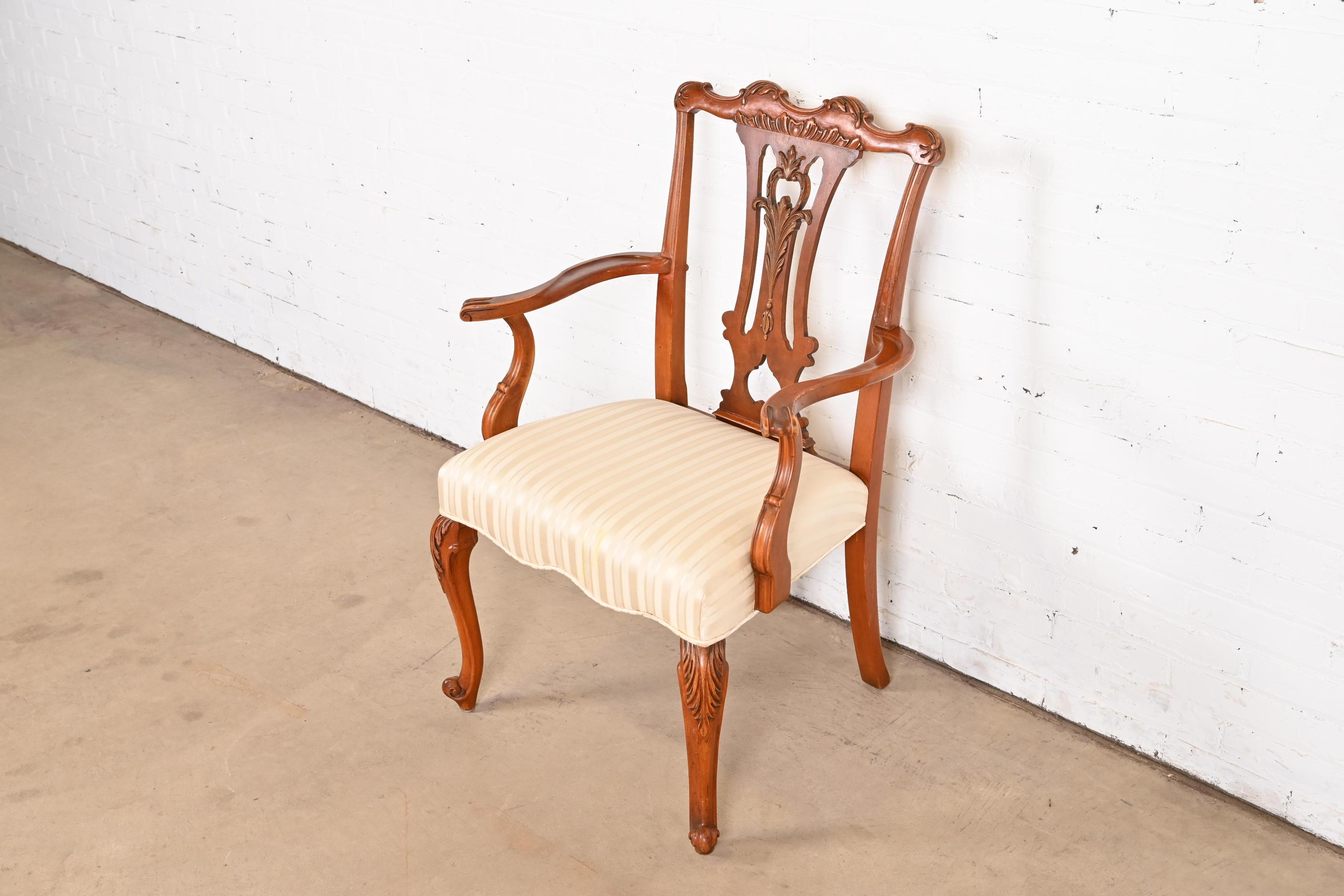 Paire de fauteuils provincial français Louis XV en bois de broussin Bon état - En vente à South Bend, IN