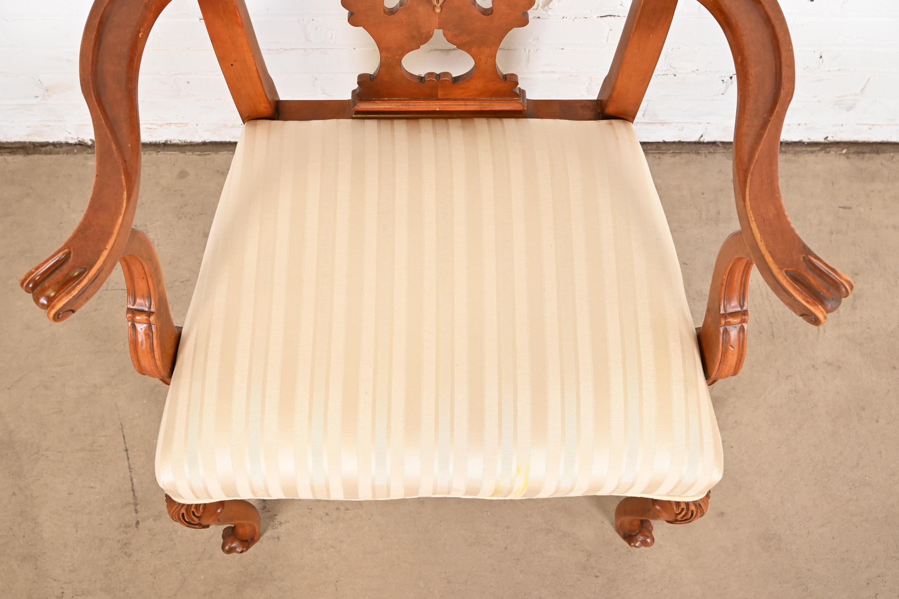 Tissu d'ameublement Paire de fauteuils provincial français Louis XV en bois de broussin en vente