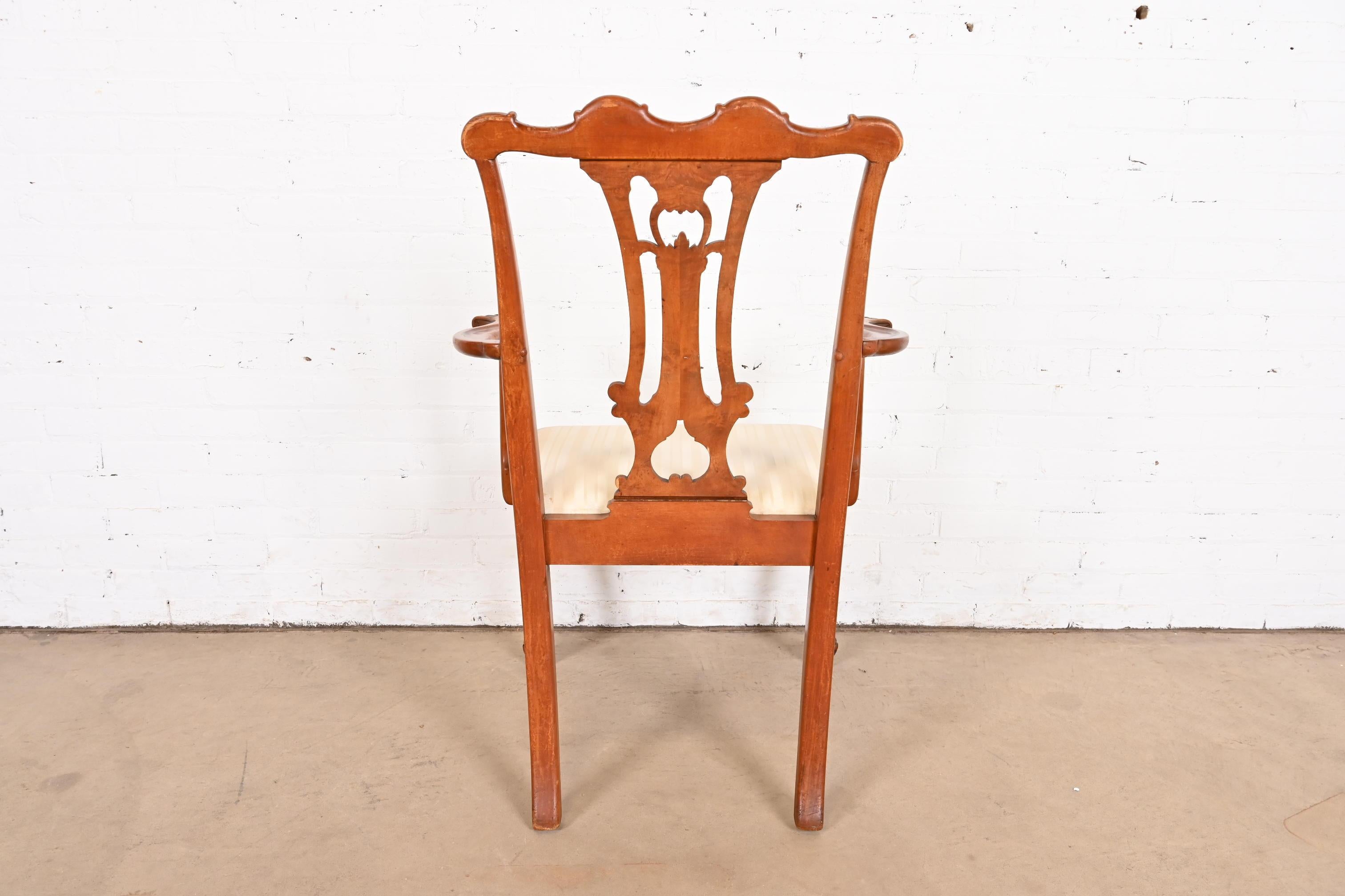 Paire de fauteuils provincial français Louis XV en bois de broussin en vente 2