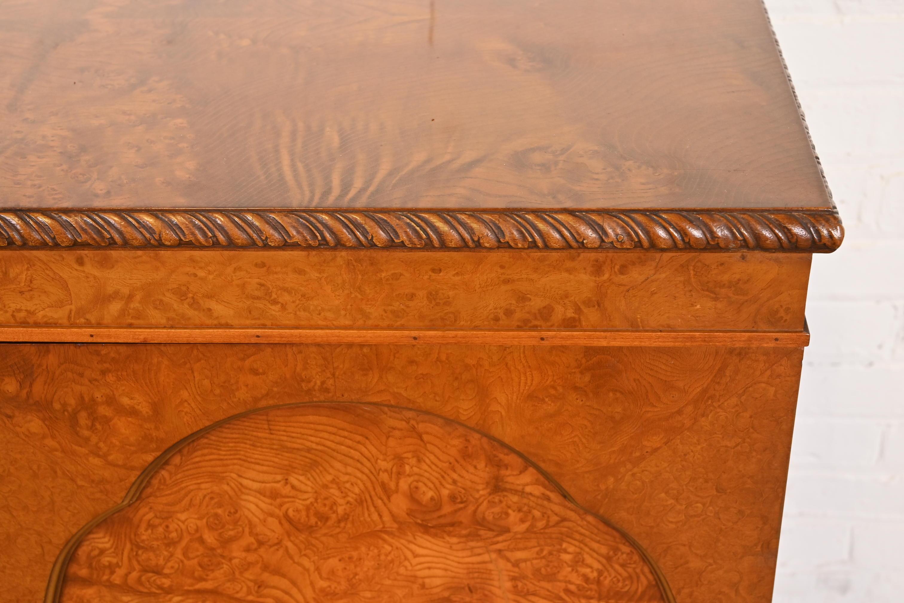 Armoire de bar provinciale française Louis XV en ronce de bois, vers les années 1920 en vente 4