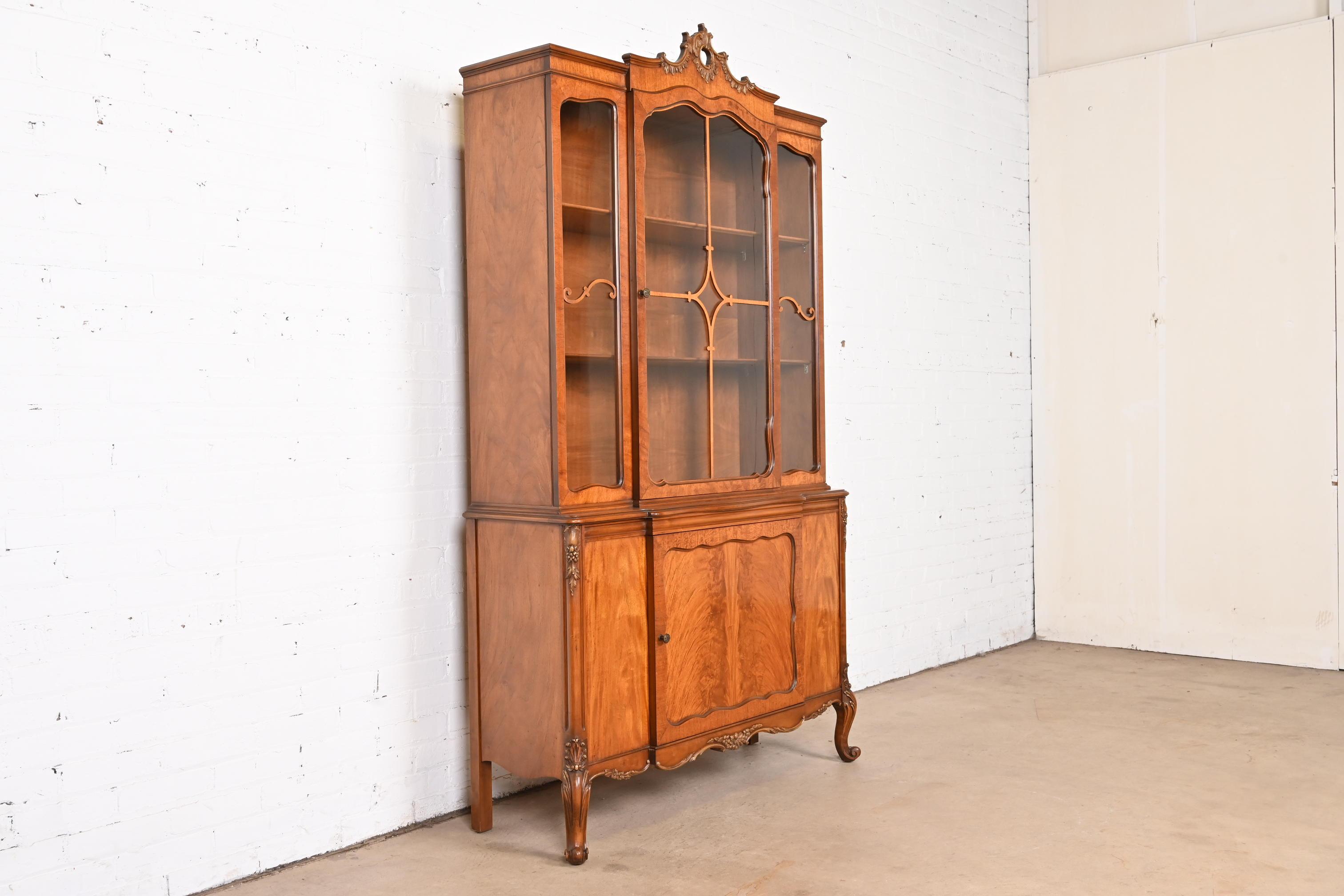 Romweber French Provincial Louis XV Burl Wood Breakfront Bookcase Cabinet, 1920s In Good Condition In South Bend, IN