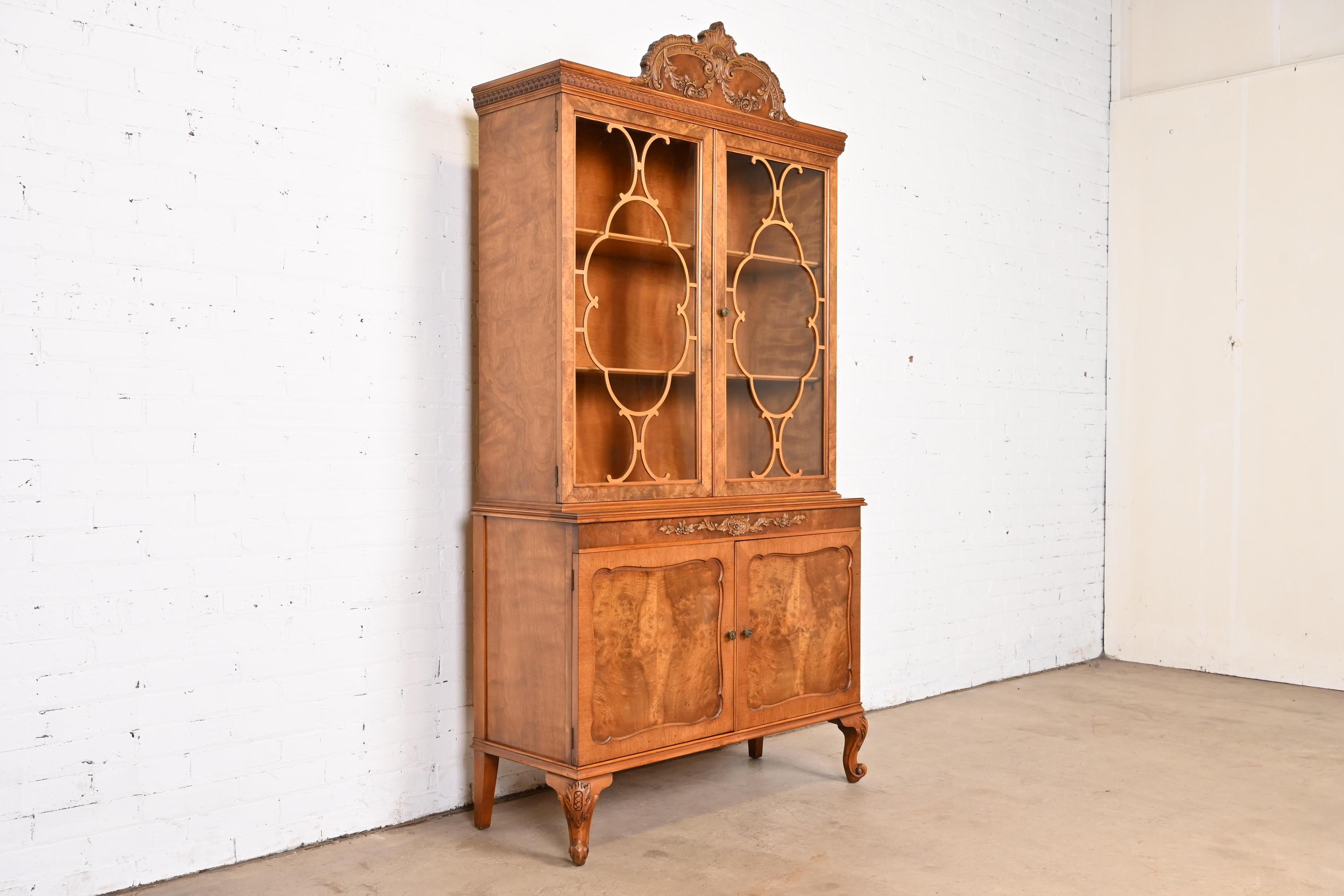 Romweber French Provincial Louis XV Burl Wood Breakfront Bookcase Cabinet, 1920s In Good Condition For Sale In South Bend, IN