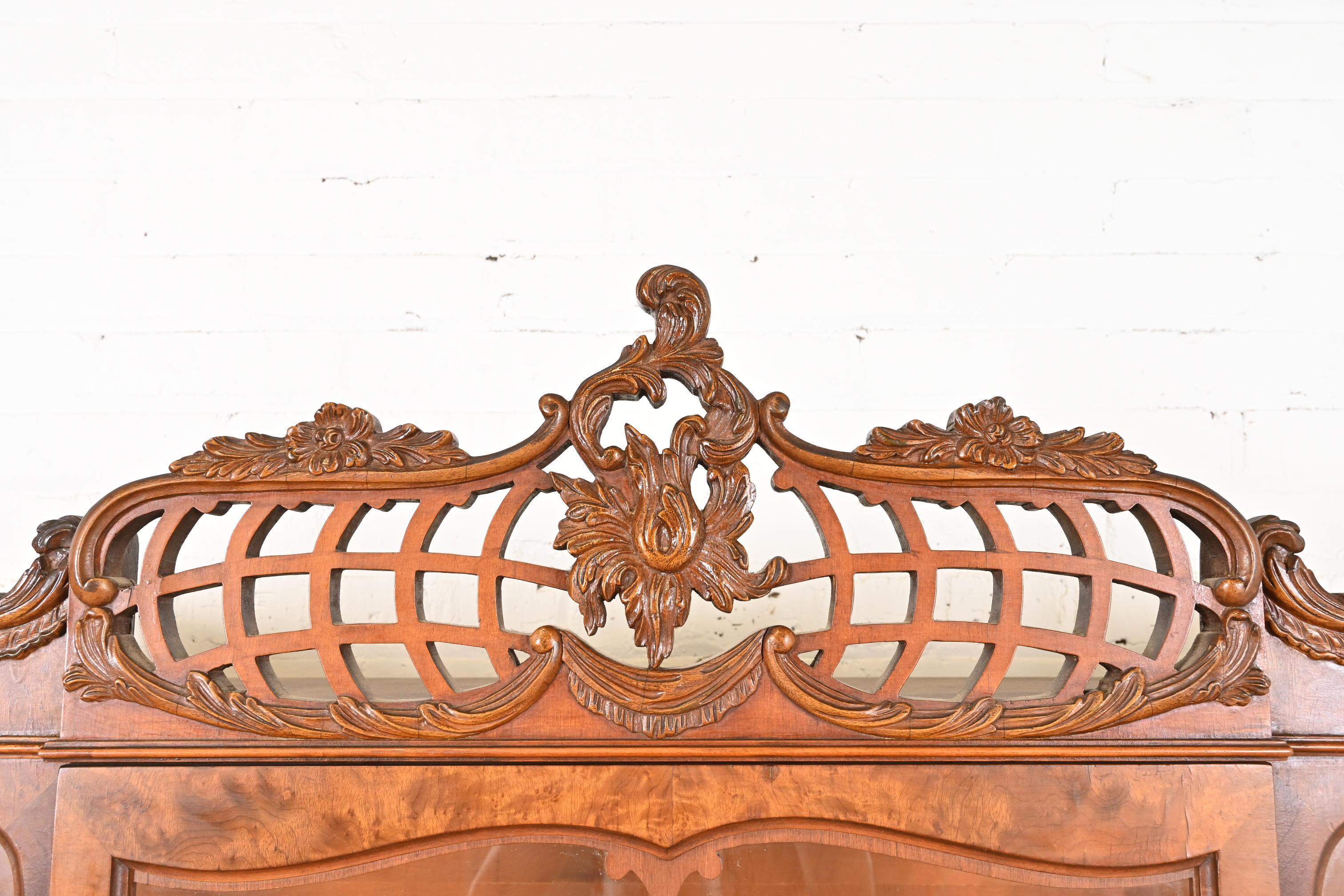 Romweber, bibliothèque provinciale française Louis XV en ronce de bois avec façade brisée, années 1940 en vente 6