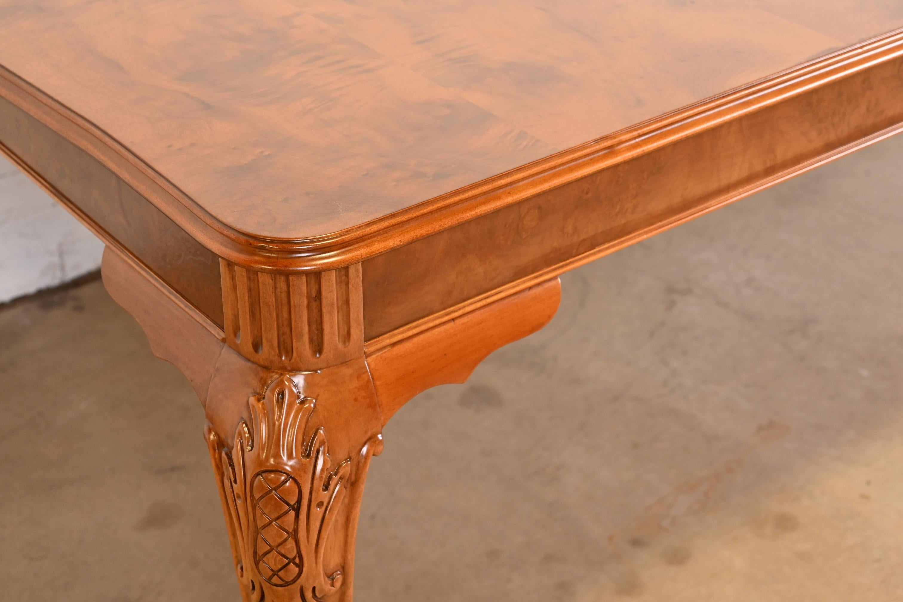 Romweber table de salle à manger provinciale française Louis XV en ronce de bois, nouvellement restaurée en vente 3