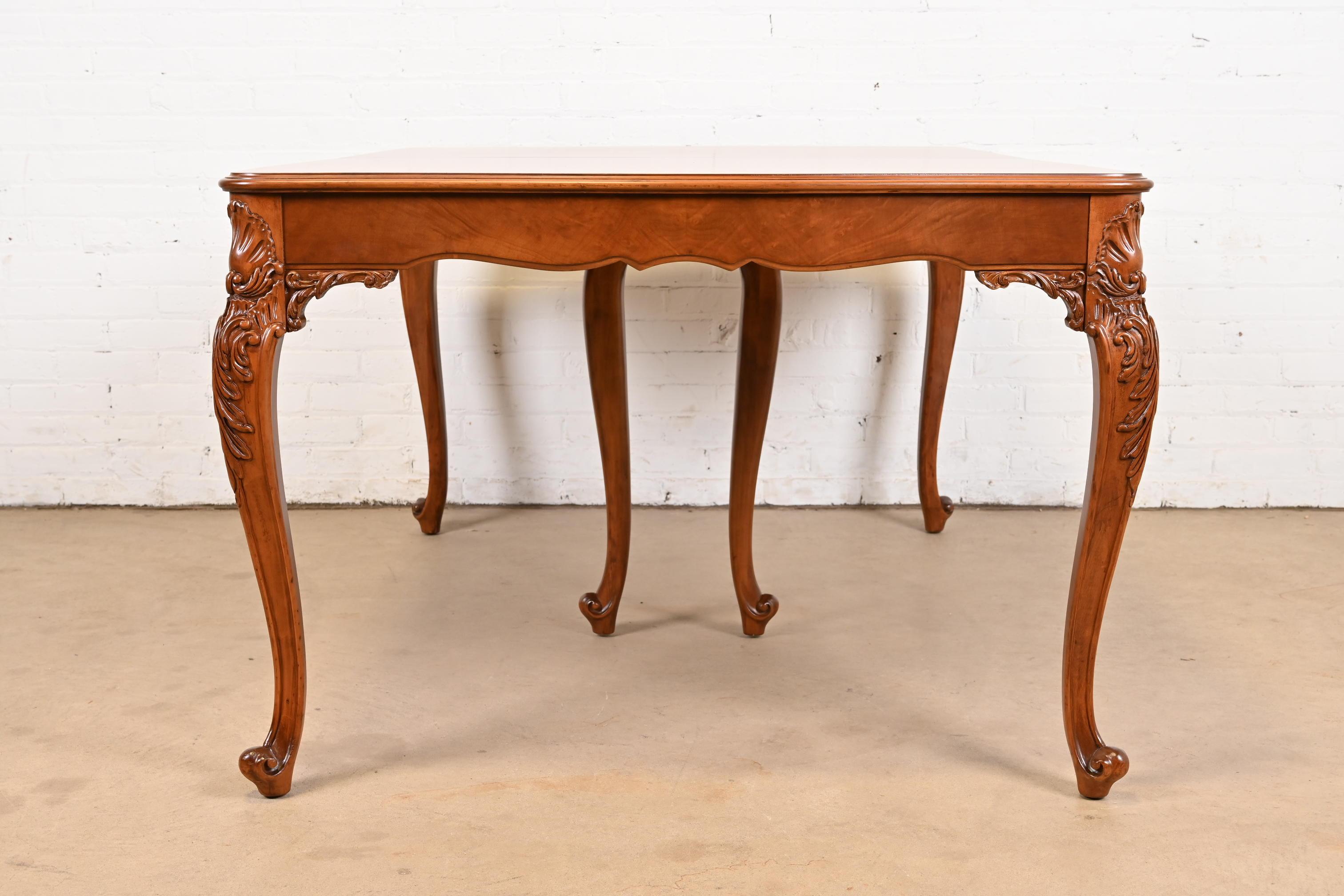 Romweber table de salle à manger provinciale française Louis XV en ronce de bois, nouvellement restaurée en vente 3