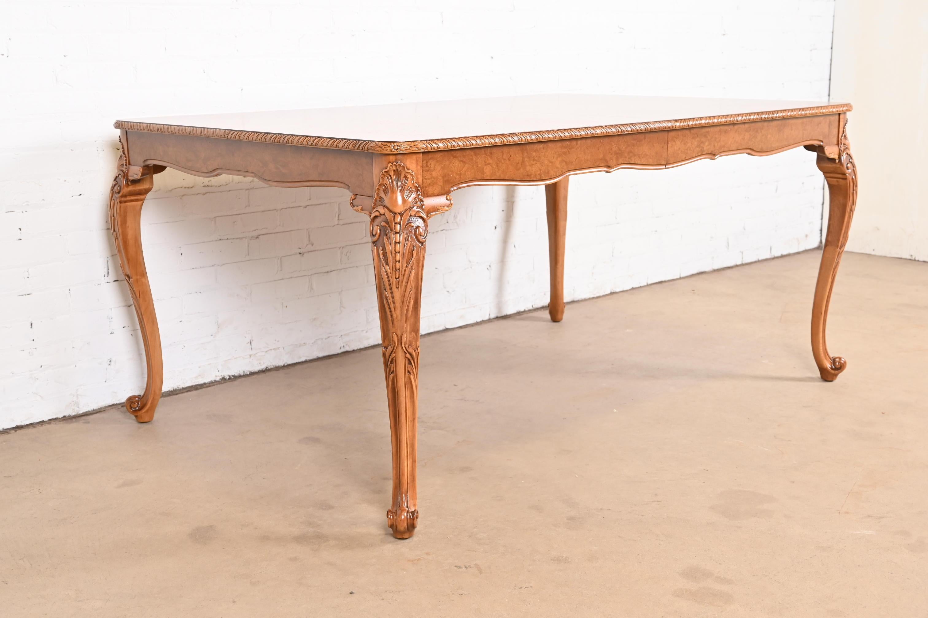 Romweber table de salle à manger provinciale française Louis XV en ronce de bois, nouvellement restaurée en vente 9