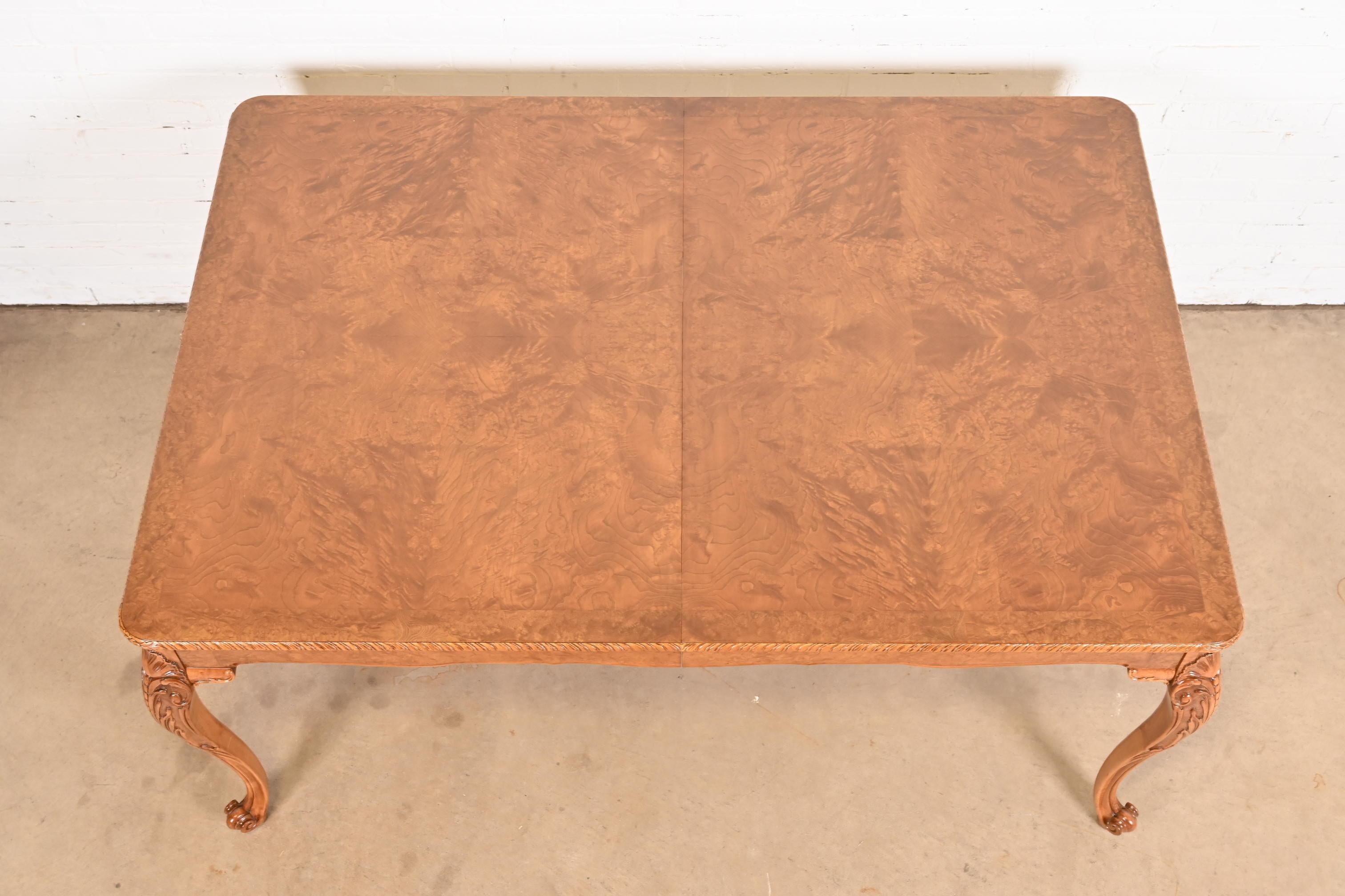 Romweber table de salle à manger provinciale française Louis XV en ronce de bois, nouvellement restaurée en vente 10