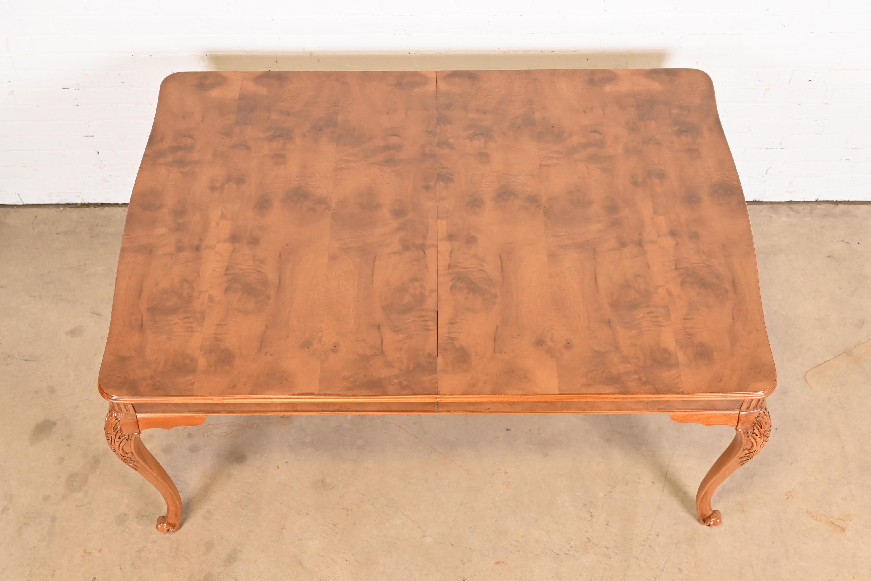 Romweber table de salle à manger provinciale française Louis XV en ronce de bois, nouvellement restaurée en vente 10