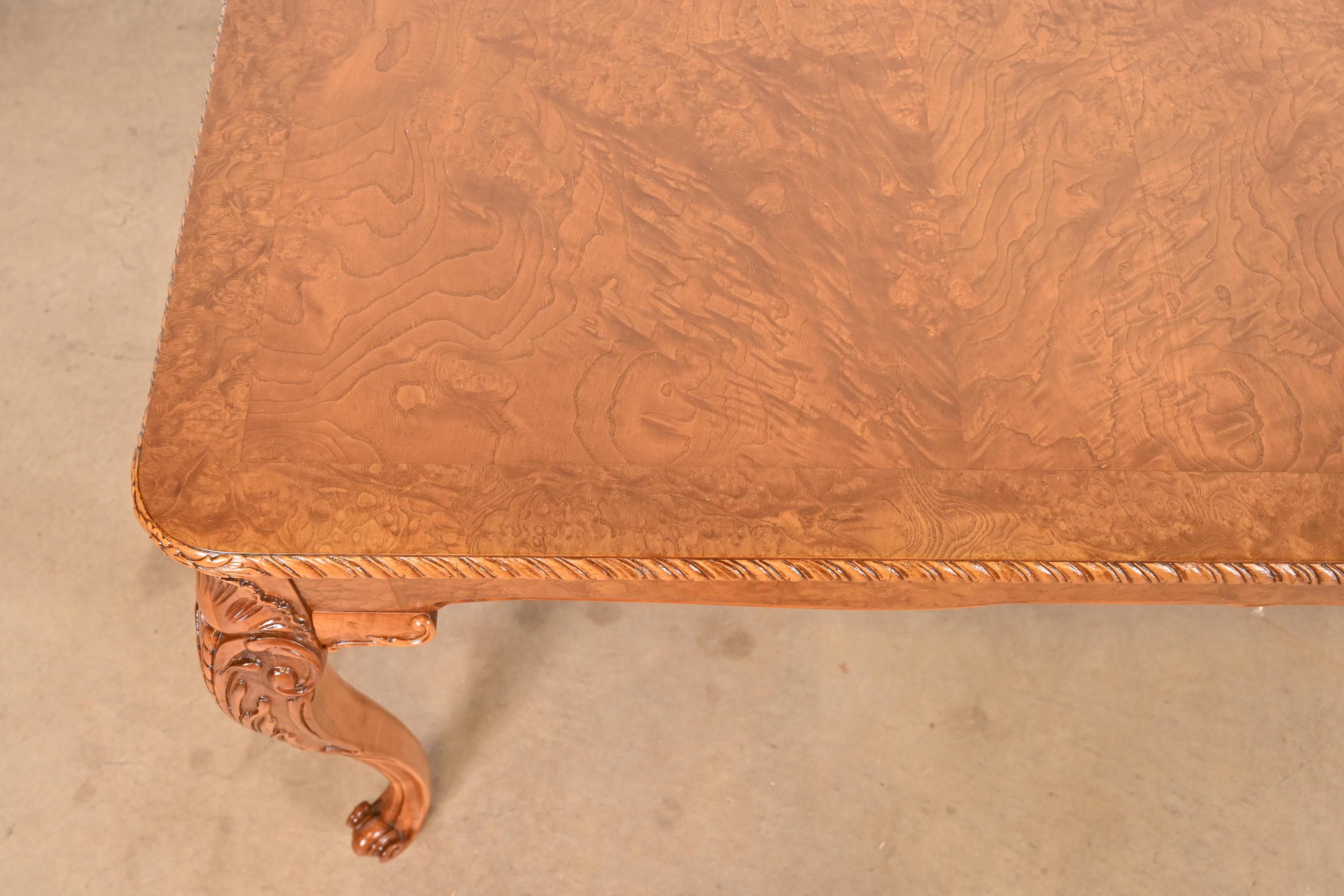 Romweber table de salle à manger provinciale française Louis XV en ronce de bois, nouvellement restaurée en vente 11