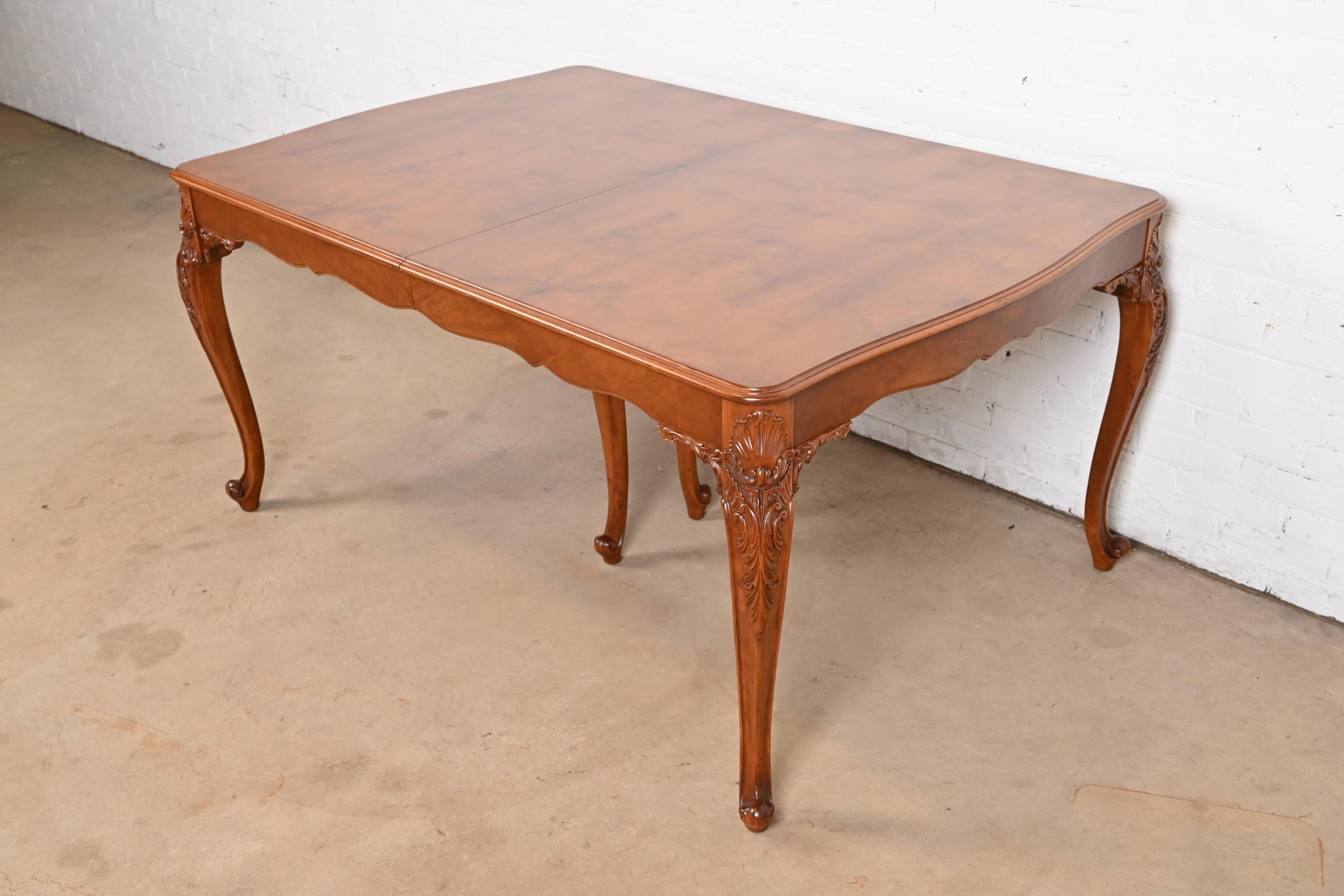 Magnifique table de salle à manger ancienne de style provincial français Louis XV

Par Romweber

États-Unis, vers 1920

Superbe bois d'acacia exotique ronce, avec des pieds cabriole sculptés.

Dimensions : 64 