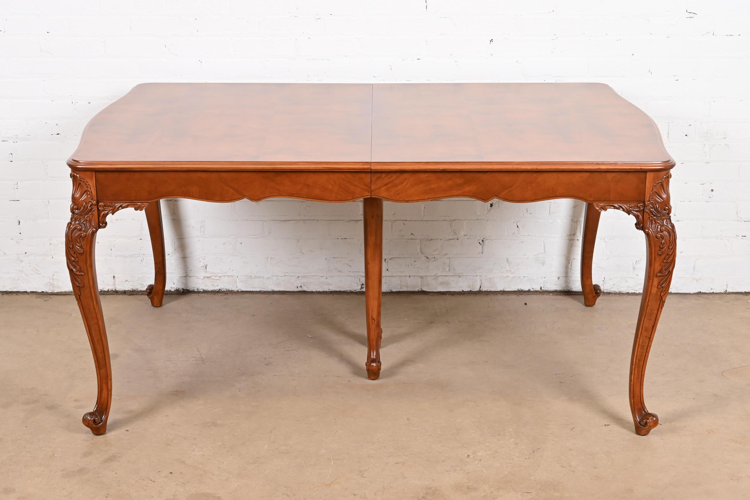 Provincial français Romweber table de salle à manger provinciale française Louis XV en ronce de bois, nouvellement restaurée en vente
