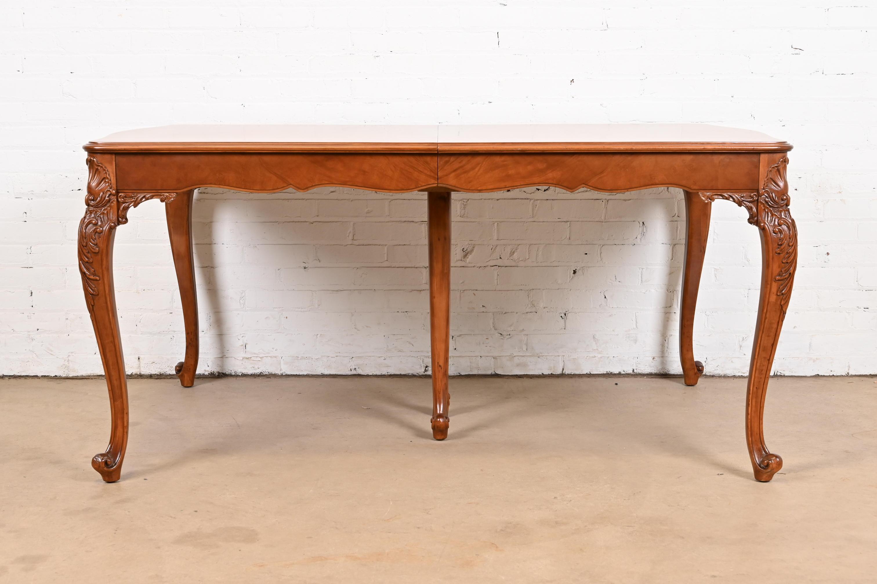 Américain Romweber table de salle à manger provinciale française Louis XV en ronce de bois, nouvellement restaurée en vente