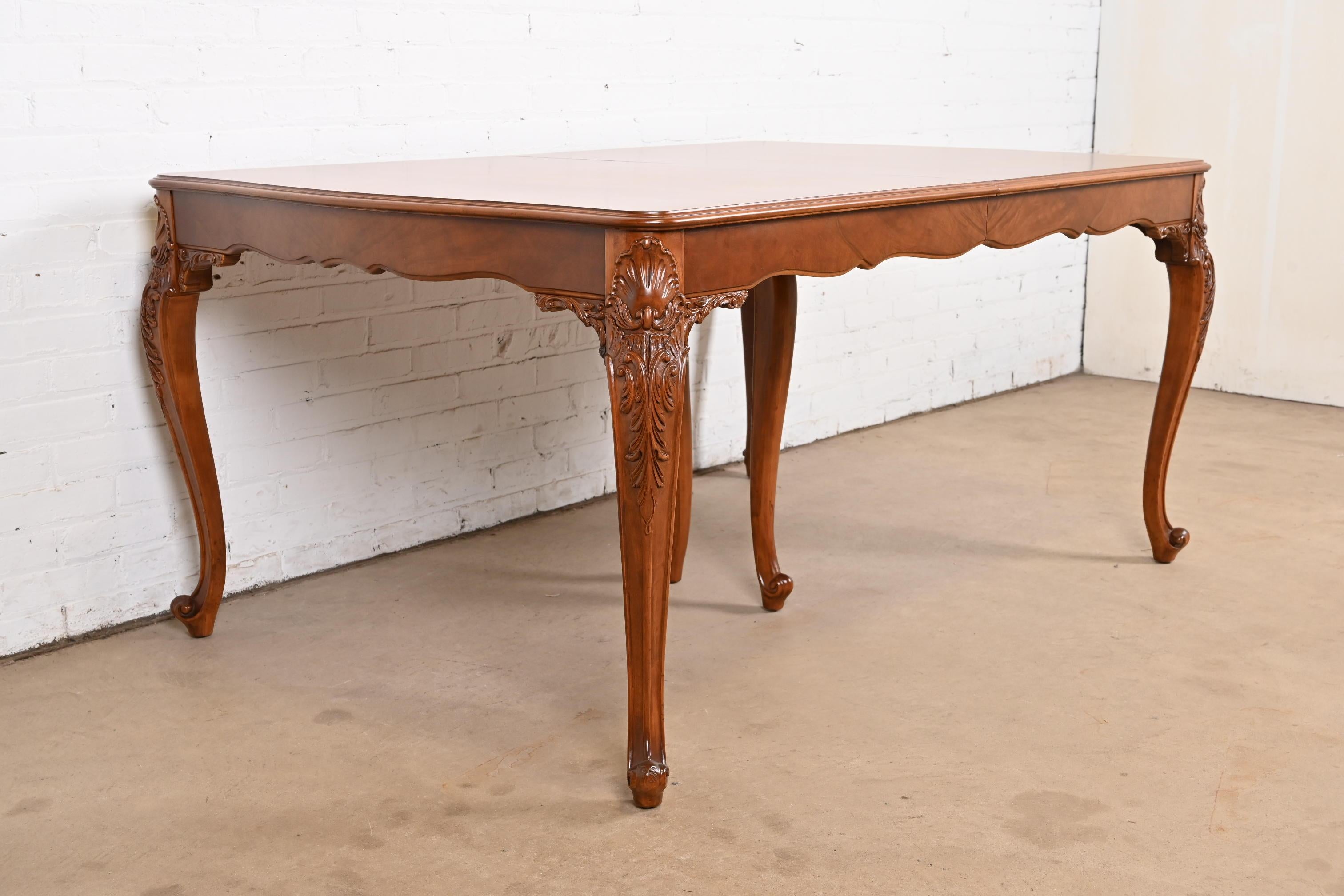 Romweber table de salle à manger provinciale française Louis XV en ronce de bois, nouvellement restaurée Bon état - En vente à South Bend, IN