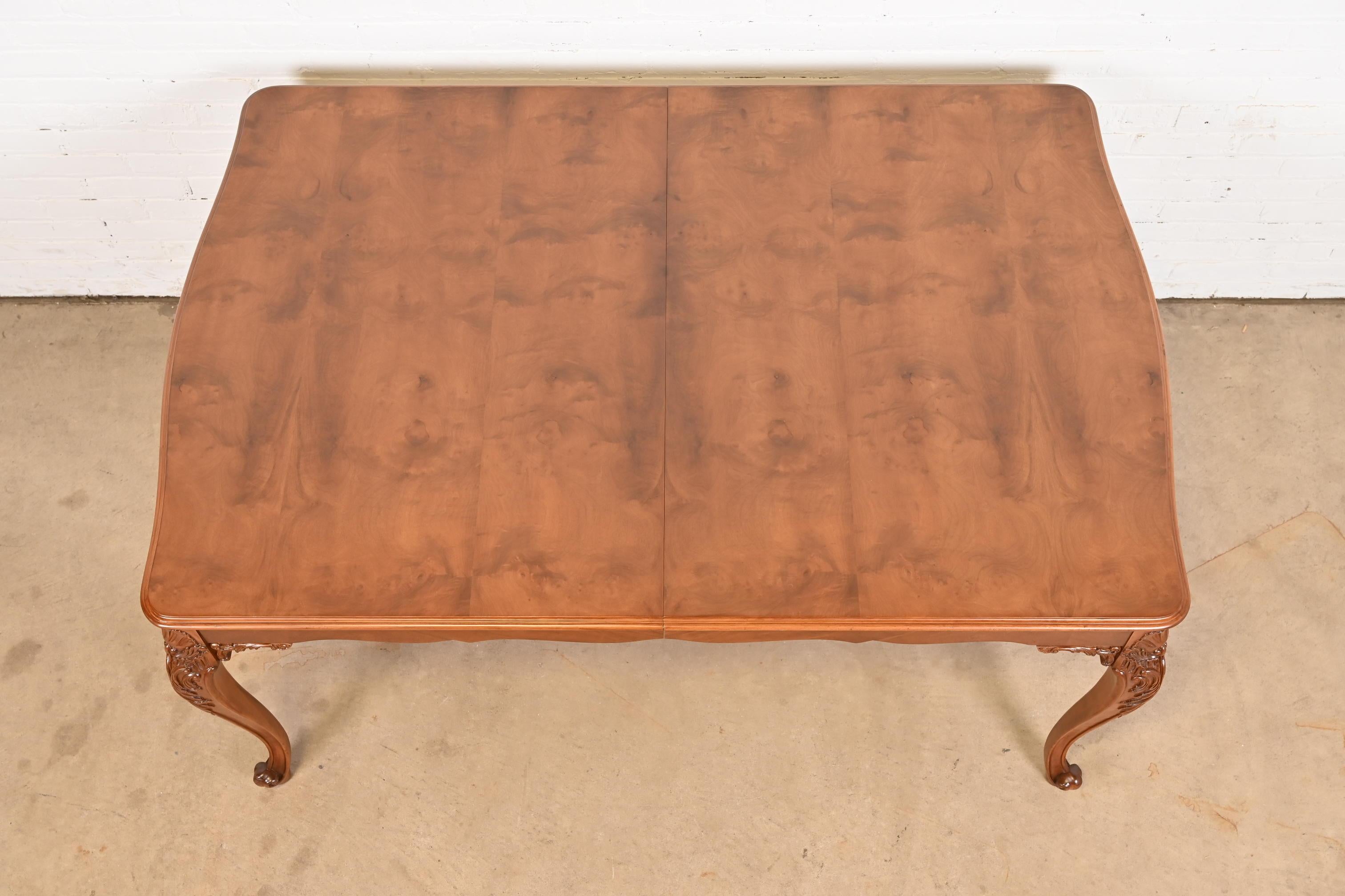 Début du 20ème siècle Romweber table de salle à manger provinciale française Louis XV en ronce de bois, nouvellement restaurée en vente