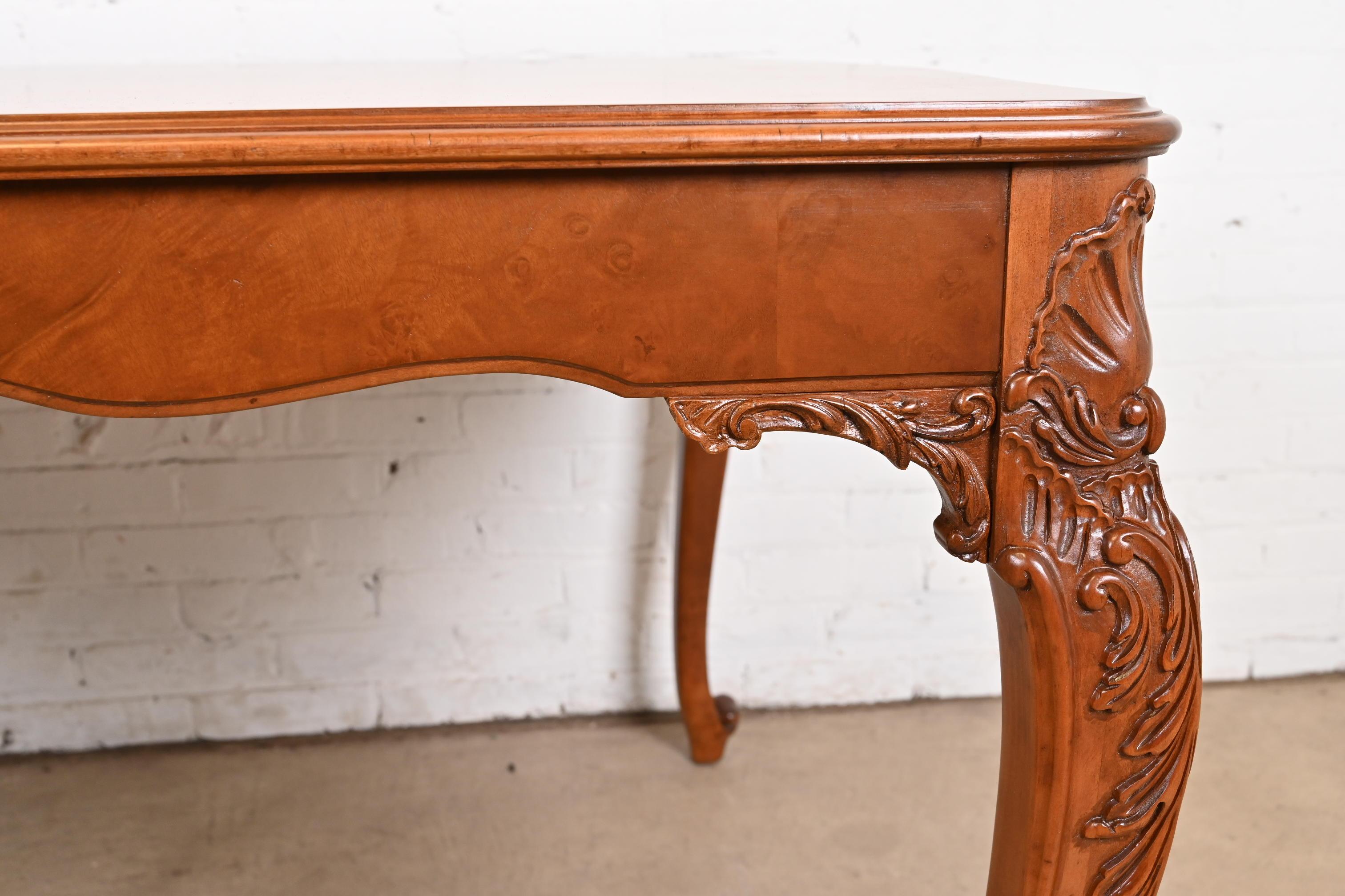 Broussin Romweber table de salle à manger provinciale française Louis XV en ronce de bois, nouvellement restaurée en vente