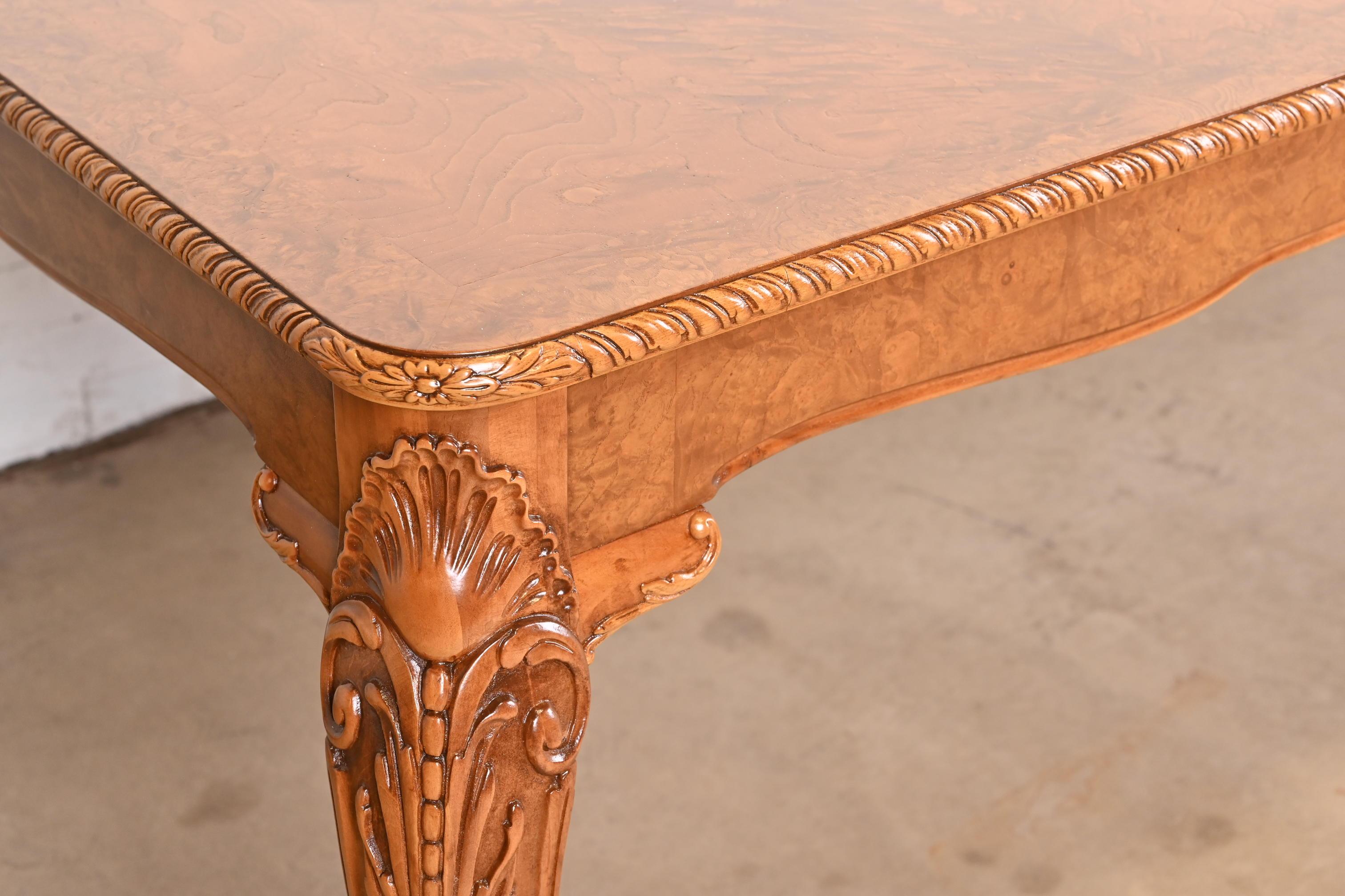 Romweber table de salle à manger provinciale française Louis XV en ronce de bois, nouvellement restaurée en vente 2