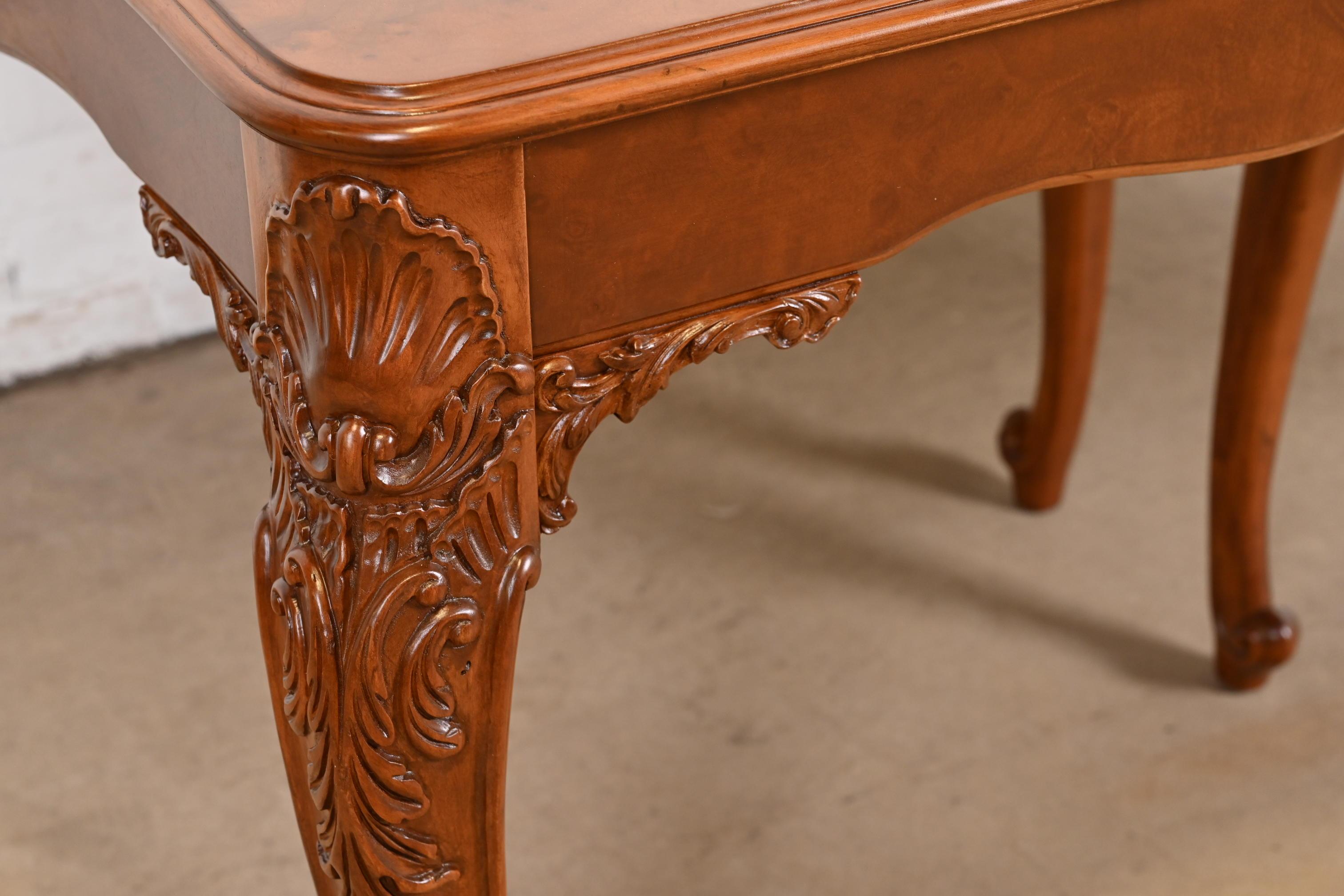 Romweber table de salle à manger provinciale française Louis XV en ronce de bois, nouvellement restaurée en vente 1