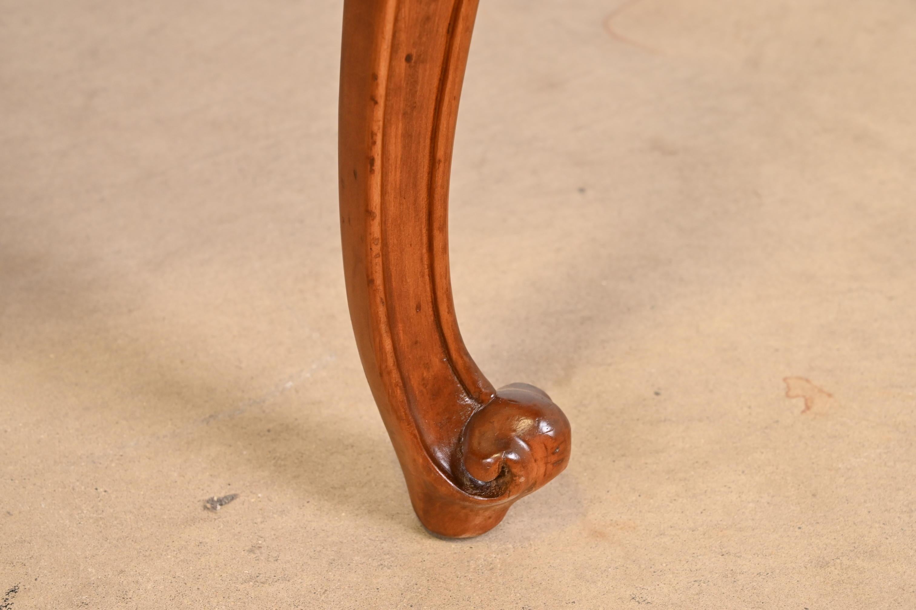 Romweber table de salle à manger provinciale française Louis XV en ronce de bois, nouvellement restaurée en vente 2