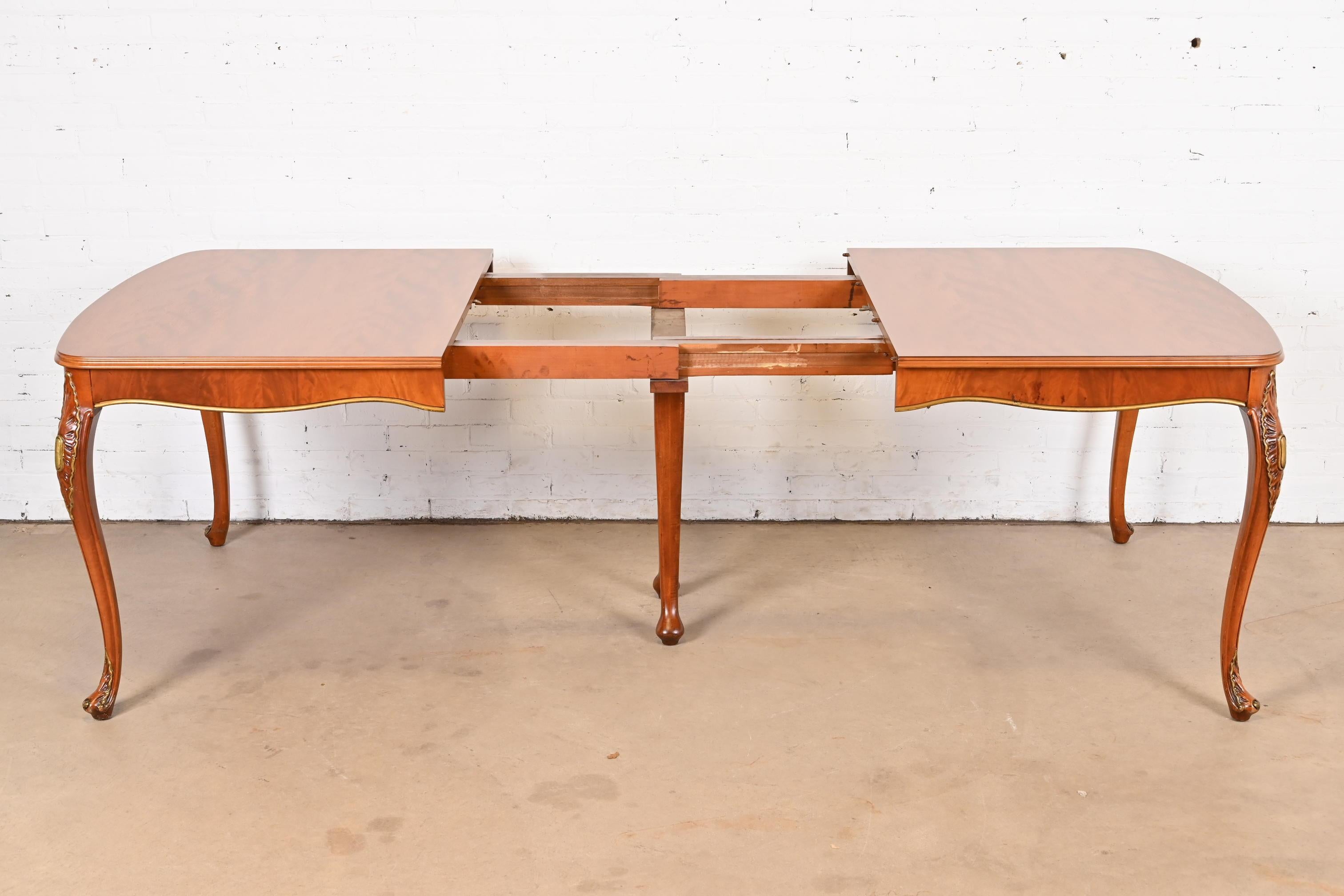 Romweber table de salle à manger provinciale française Louis XV à rallonge en bois de ronce, revernie en vente 4