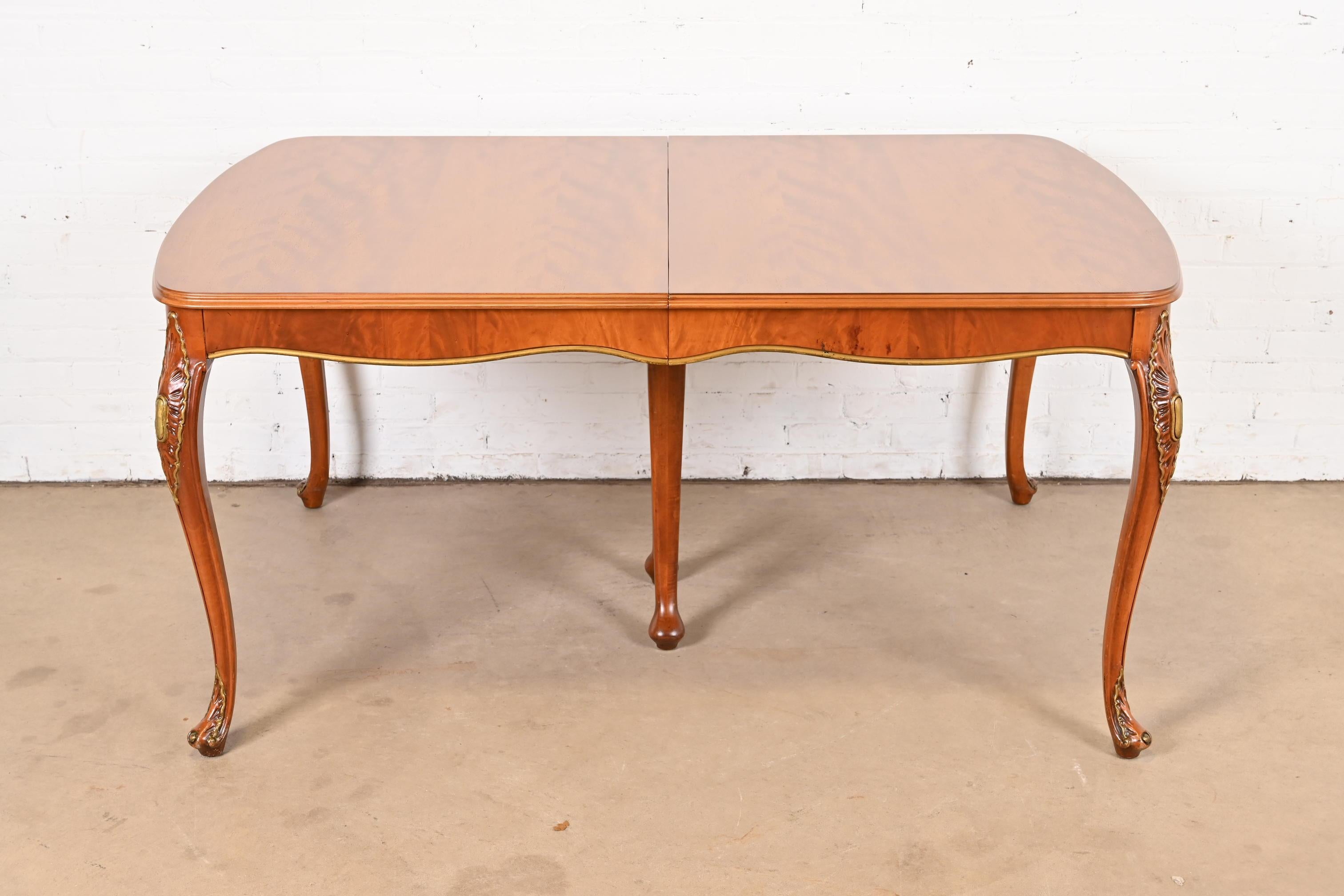 Romweber table de salle à manger provinciale française Louis XV à rallonge en bois de ronce, revernie en vente 5