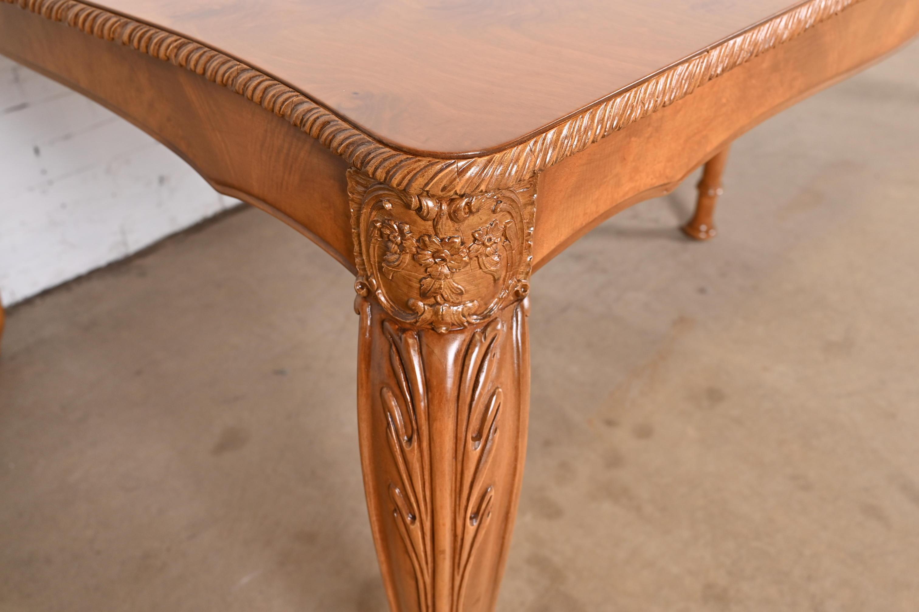 Romweber table de salle à manger provinciale française Louis XV à rallonge en bois de ronce, revernie en vente 5