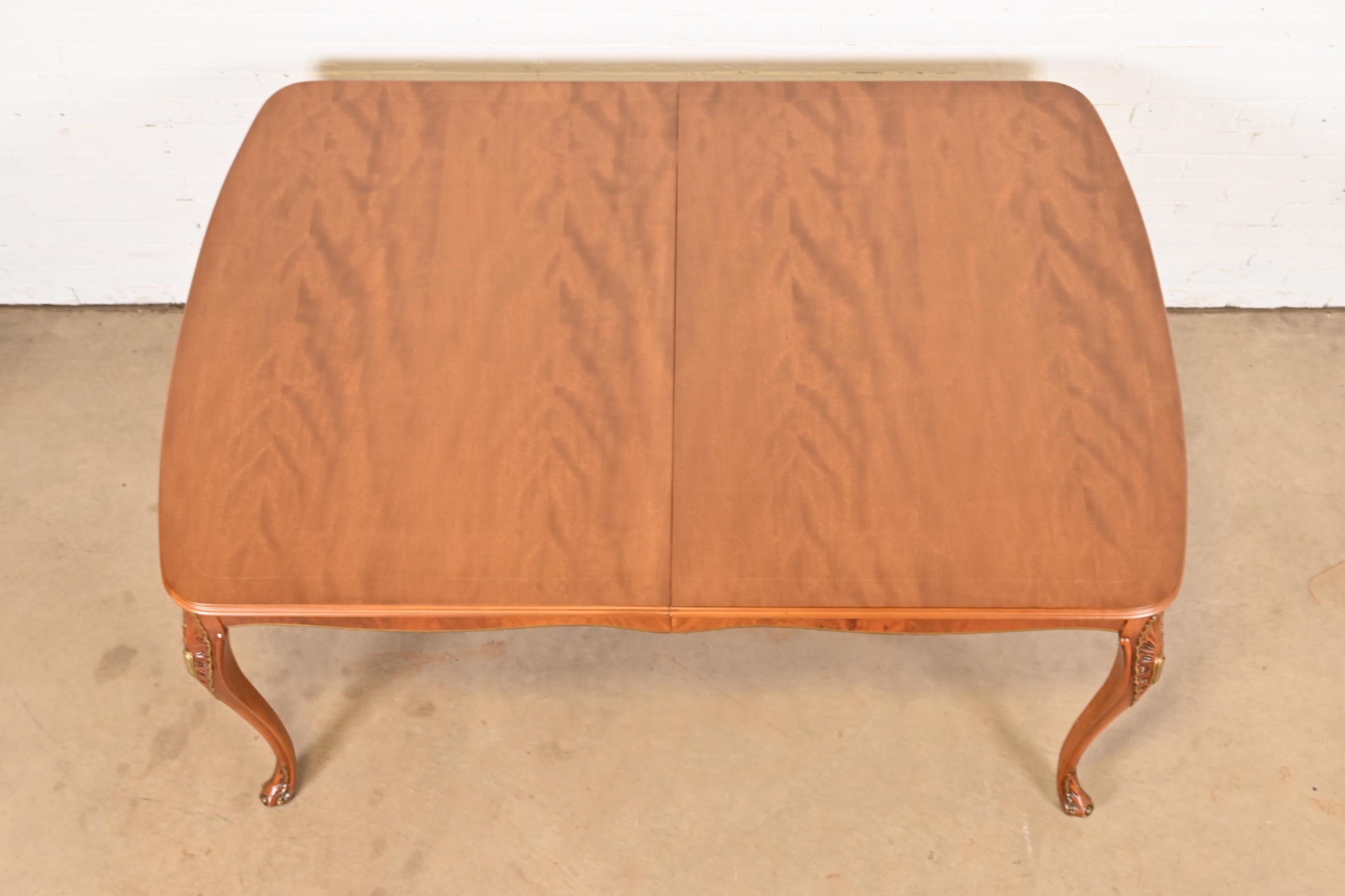 Romweber table de salle à manger provinciale française Louis XV à rallonge en bois de ronce, revernie en vente 7