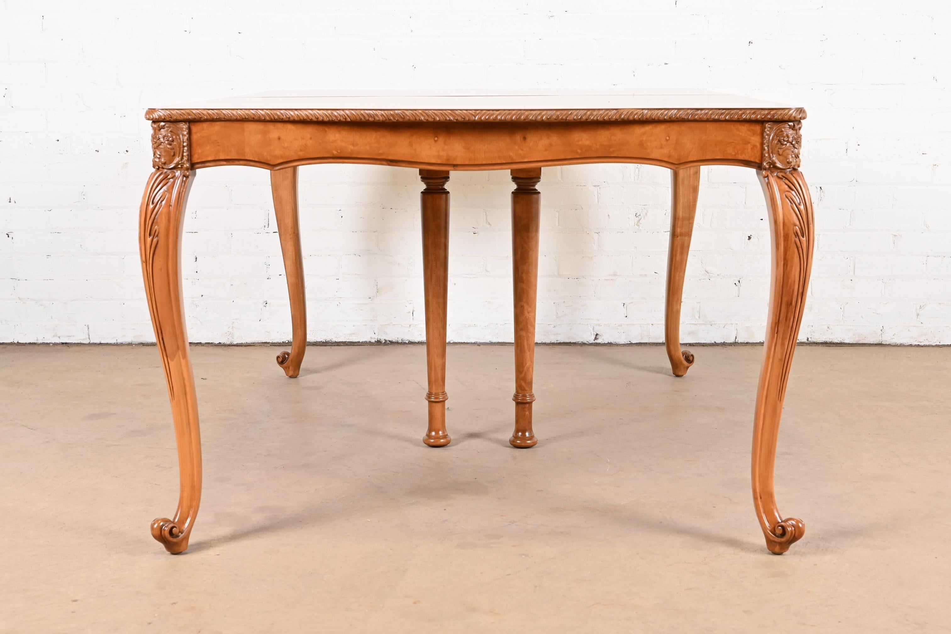 Romweber table de salle à manger provinciale française Louis XV à rallonge en bois de ronce, revernie en vente 7