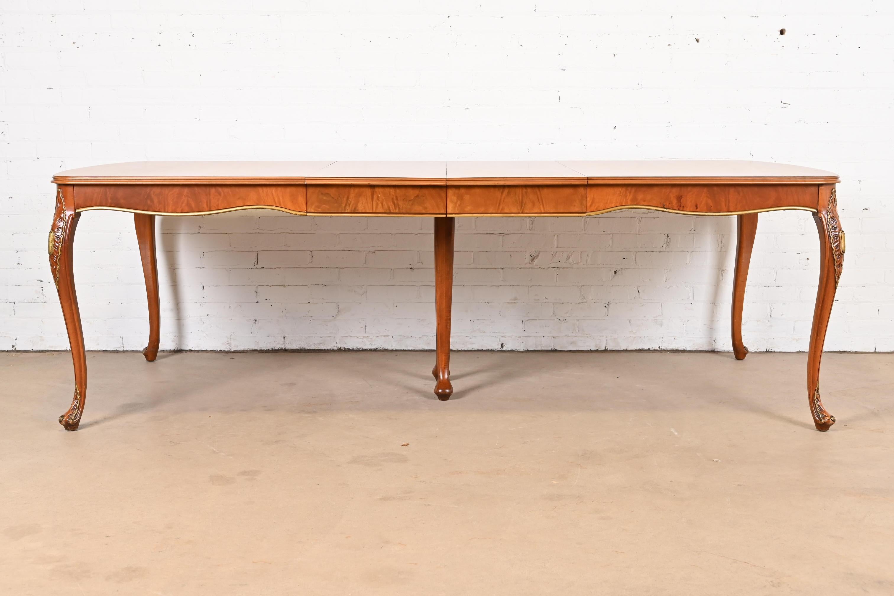 Américain Romweber table de salle à manger provinciale française Louis XV à rallonge en bois de ronce, revernie en vente