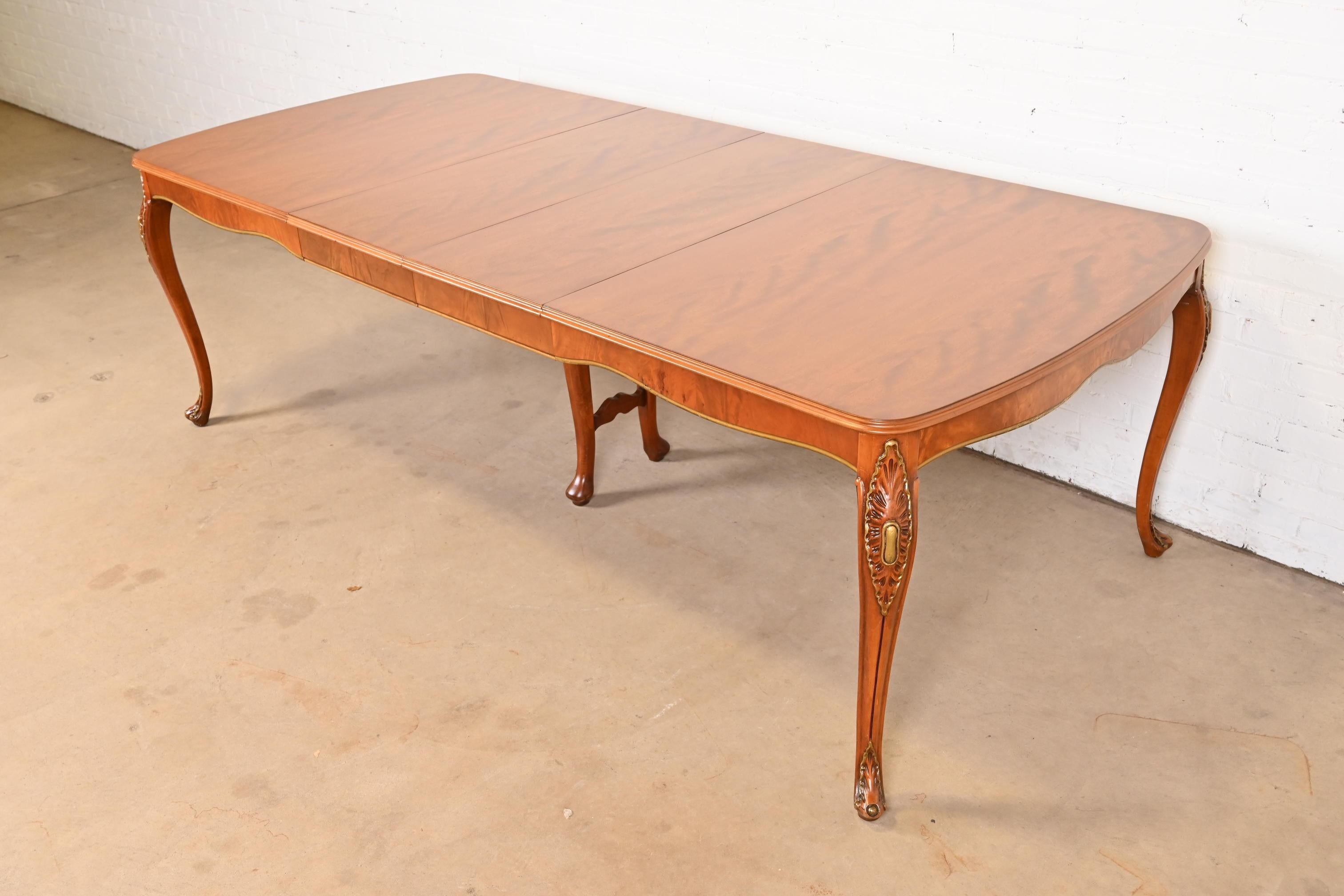 Romweber table de salle à manger provinciale française Louis XV à rallonge en bois de ronce, revernie Bon état - En vente à South Bend, IN