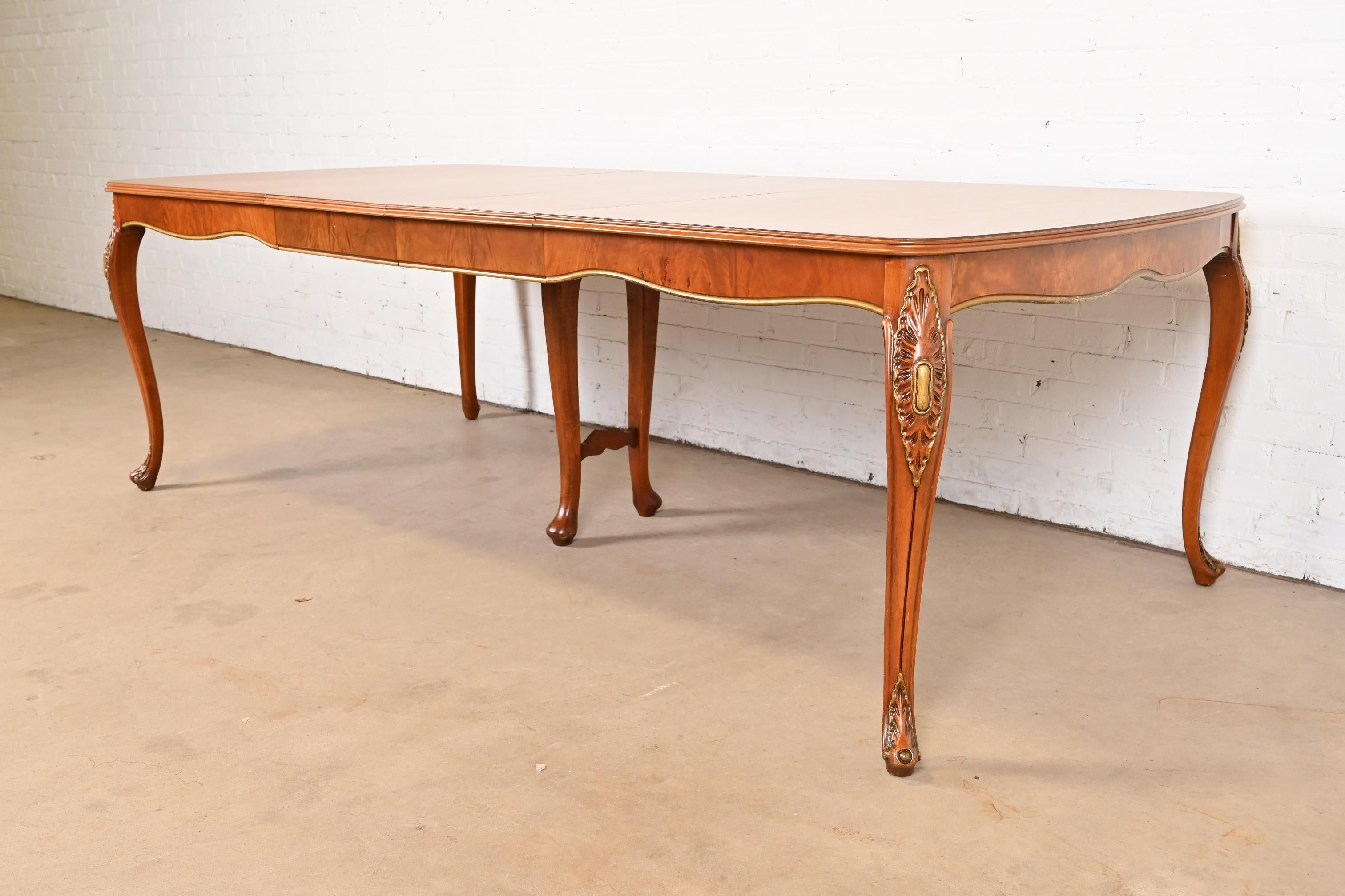 Début du 20ème siècle Romweber table de salle à manger provinciale française Louis XV à rallonge en bois de ronce, revernie en vente