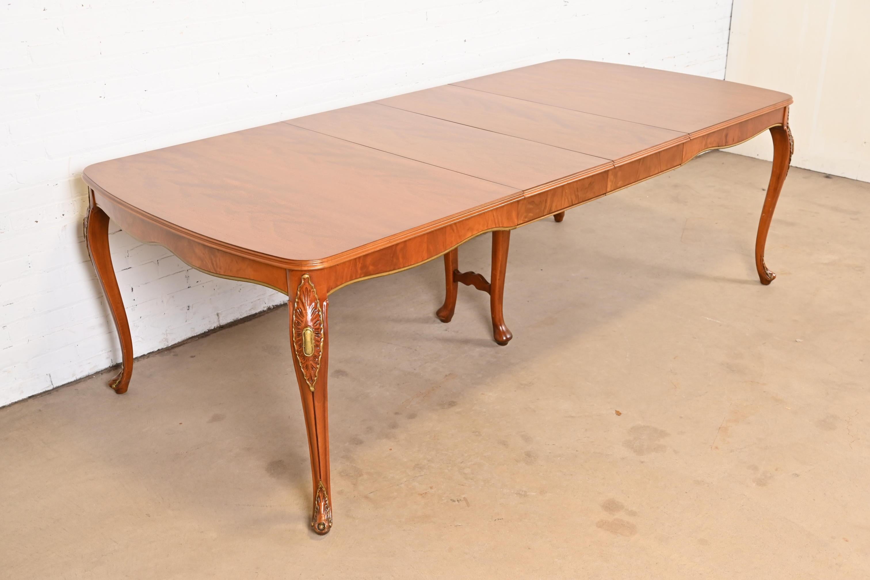 Broussin Romweber table de salle à manger provinciale française Louis XV à rallonge en bois de ronce, revernie en vente
