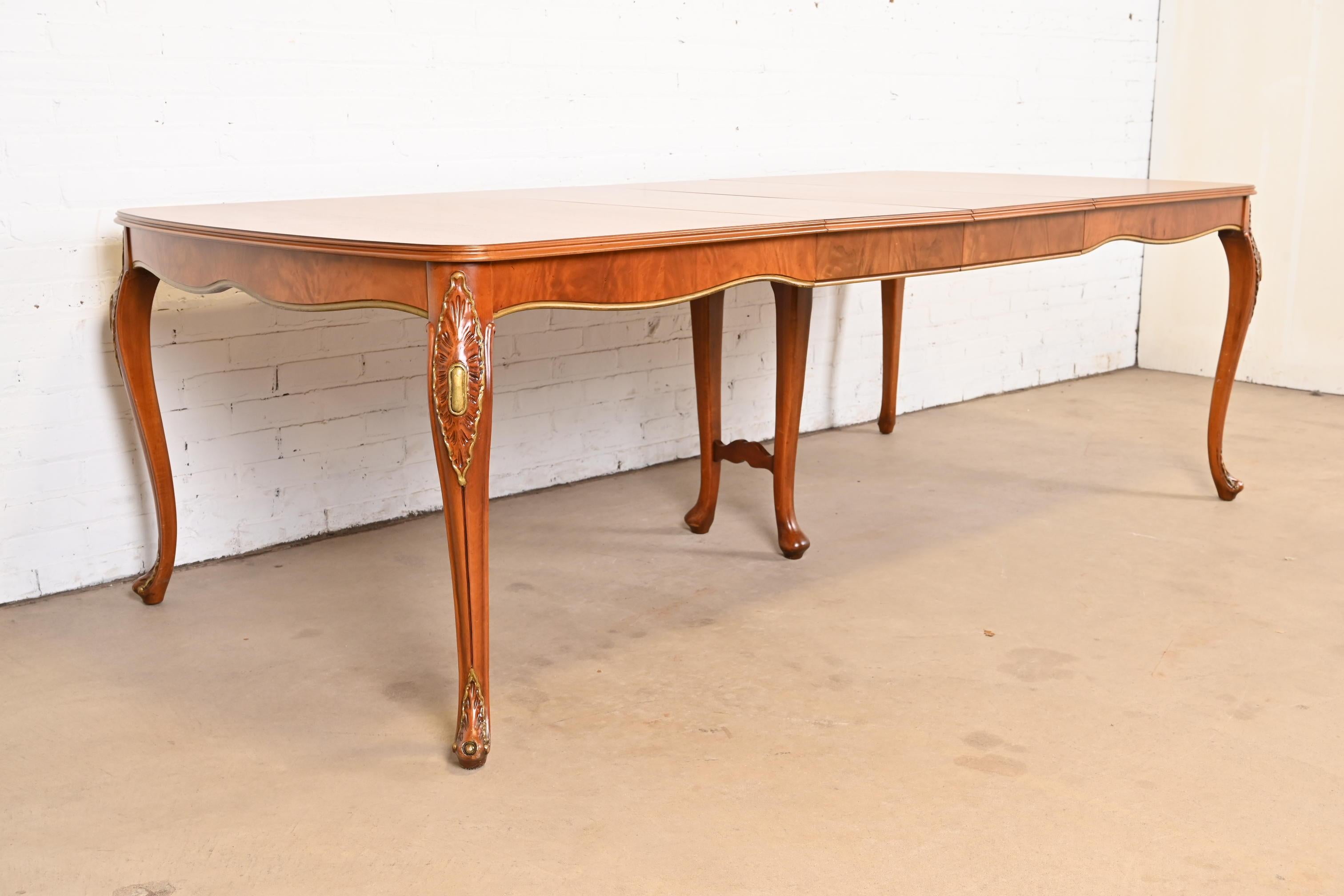 Romweber table de salle à manger provinciale française Louis XV à rallonge en bois de ronce, revernie en vente 1