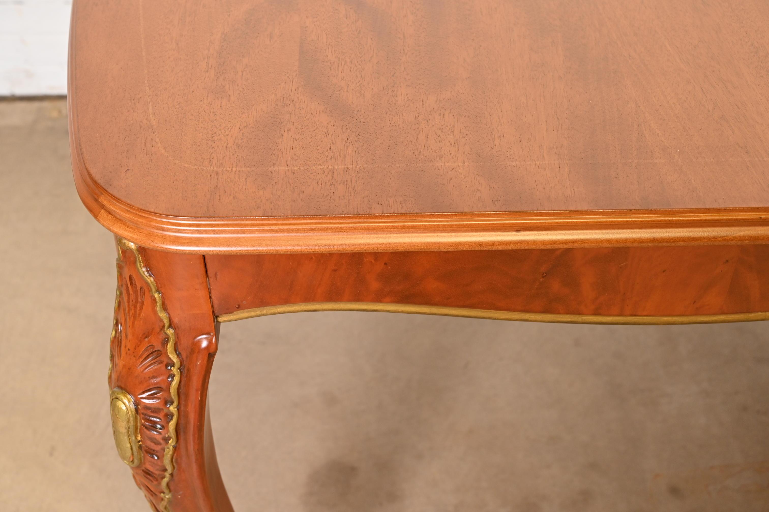 Romweber table de salle à manger provinciale française Louis XV à rallonge en bois de ronce, revernie en vente 2