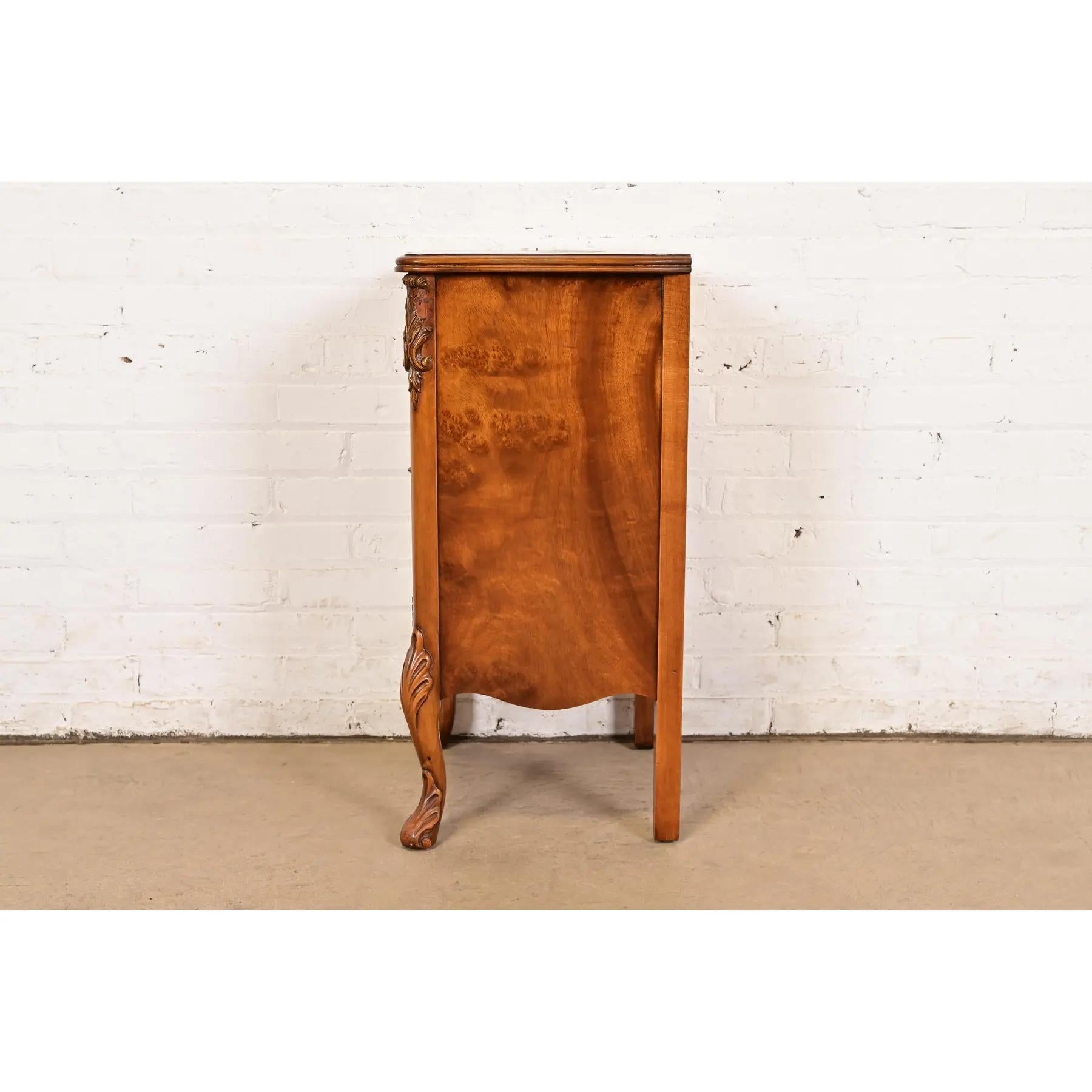 Table de nuit en bois de ronce Louis XV de style provincial français, circa 1920 en vente 3