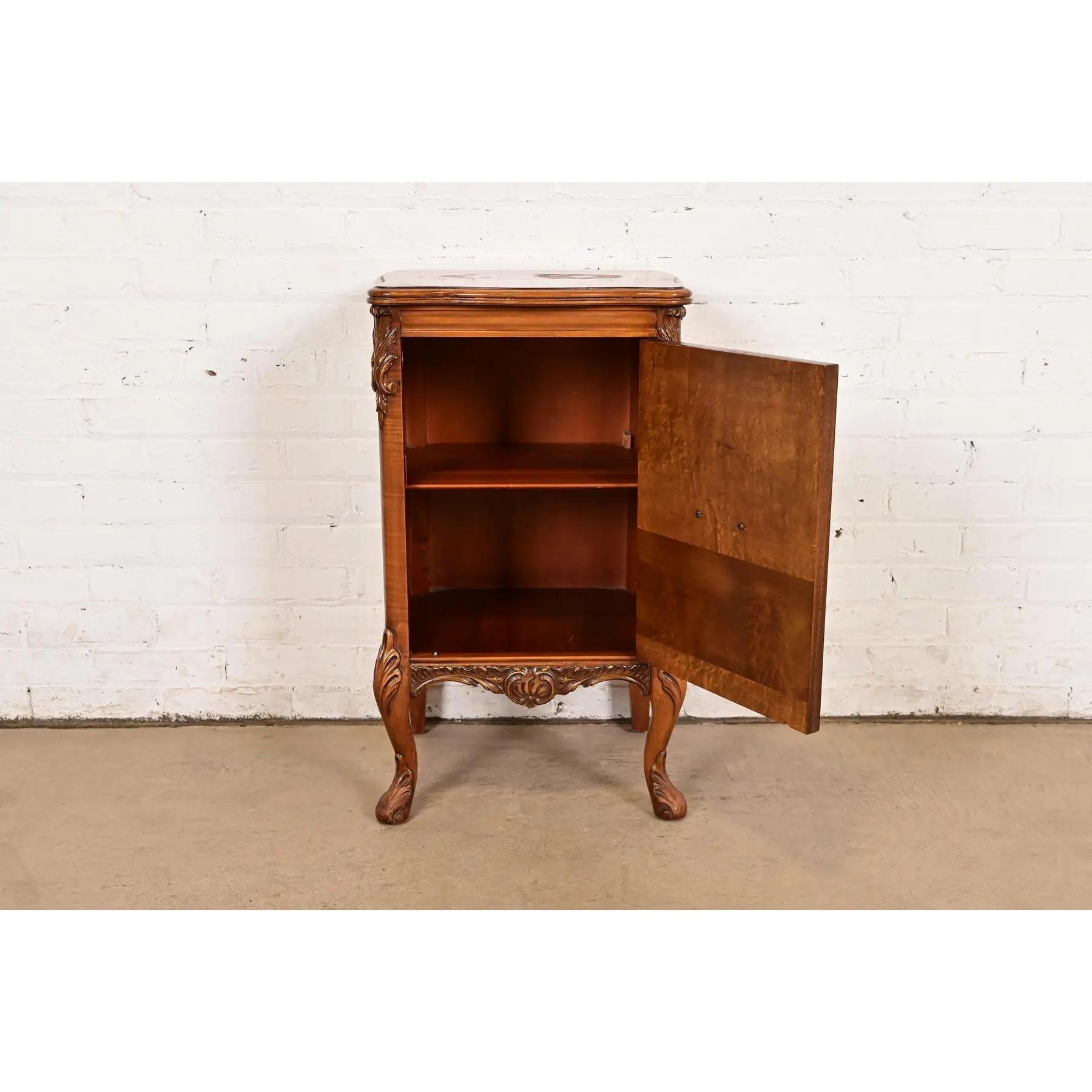 Début du 20ème siècle Table de nuit en bois de ronce Louis XV de style provincial français, circa 1920 en vente