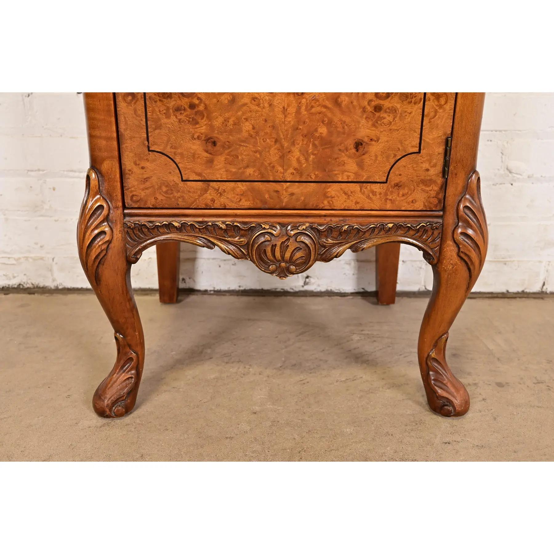 Table de nuit en bois de ronce Louis XV de style provincial français, circa 1920 en vente 1