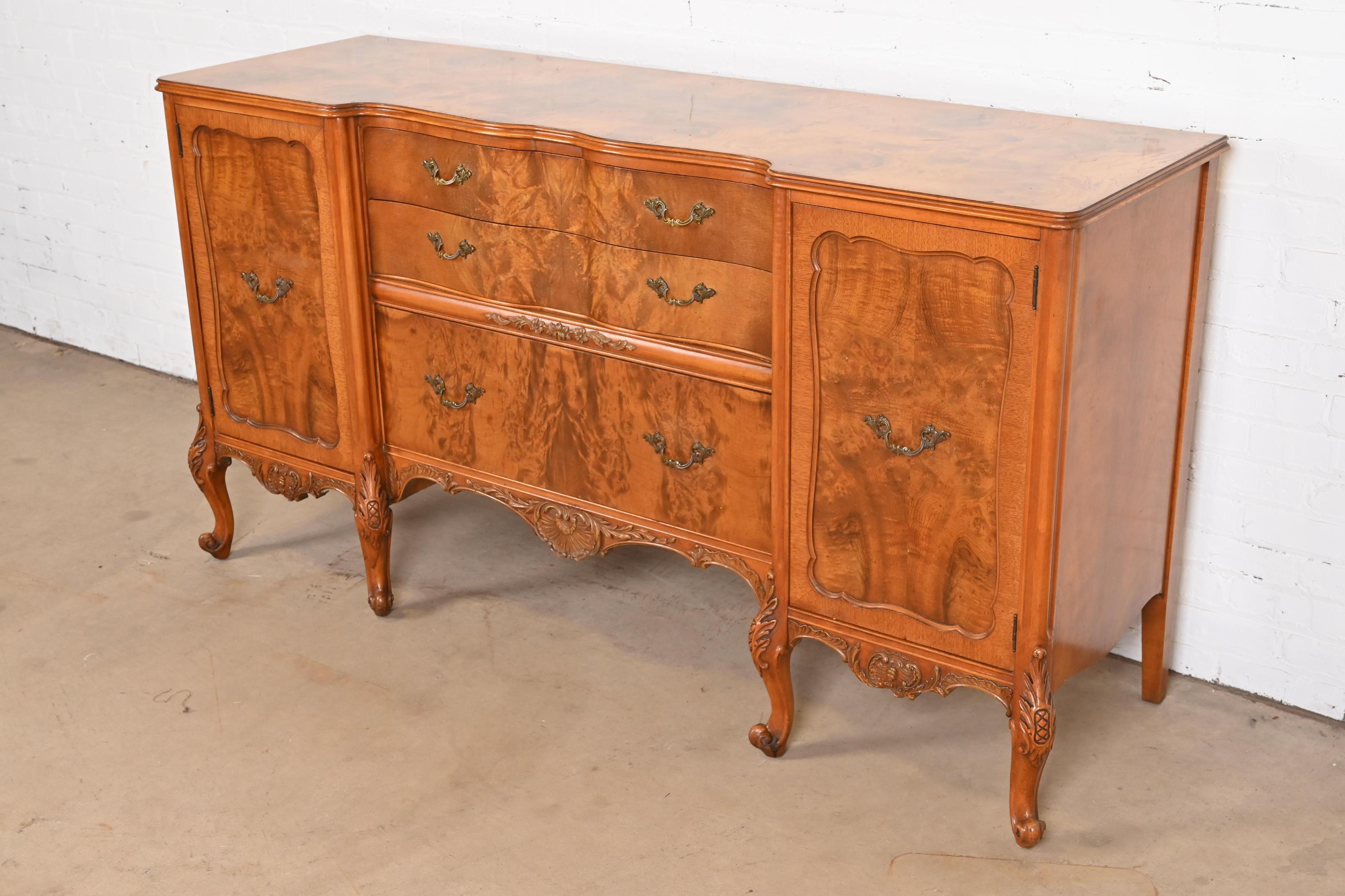 Début du 20ème siècle Romweber, buffet ou meuble de bar provincial français Louis XV en bois de ronce, années 1920 en vente