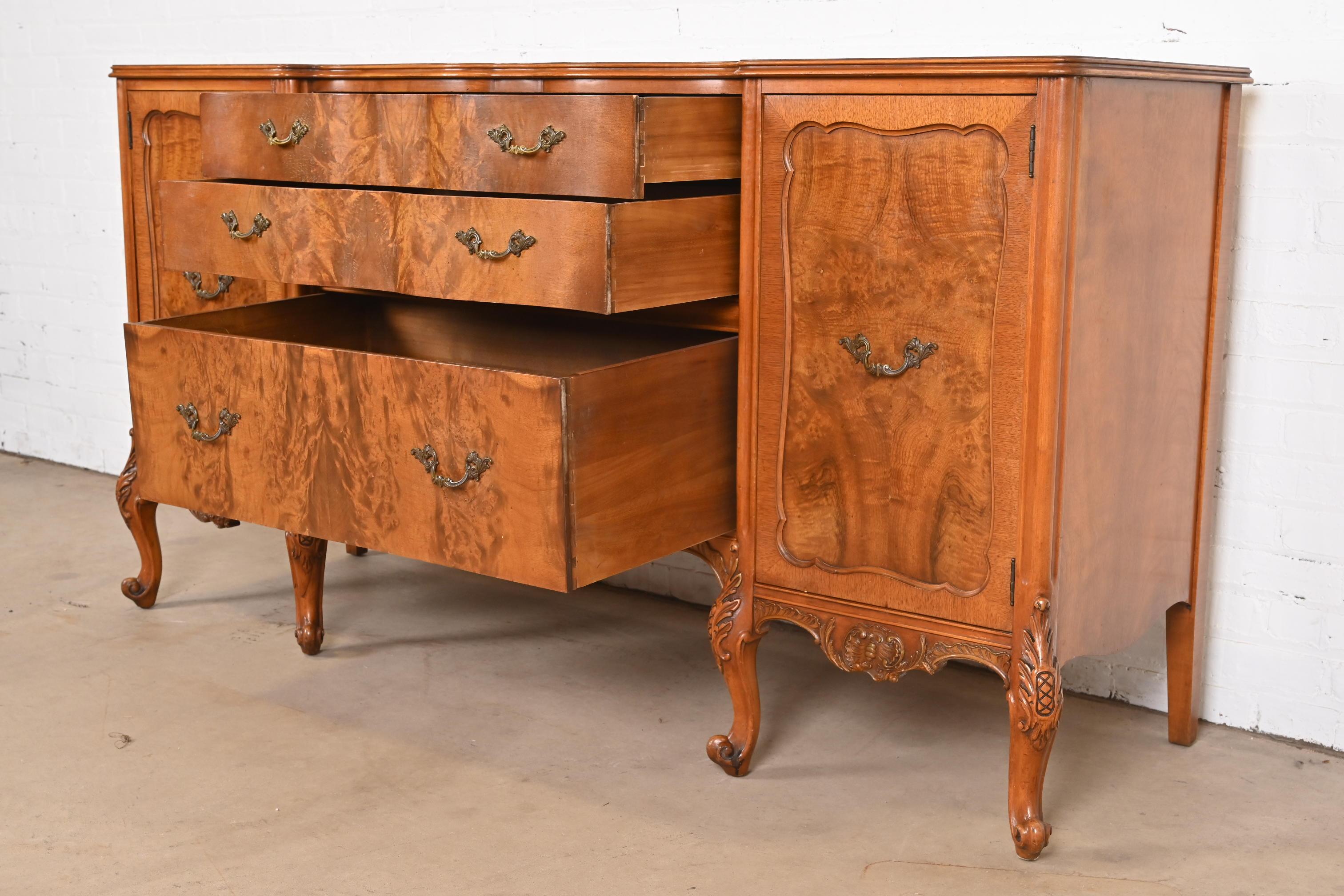 Romweber, buffet ou meuble de bar provincial français Louis XV en bois de ronce, années 1920 en vente 3