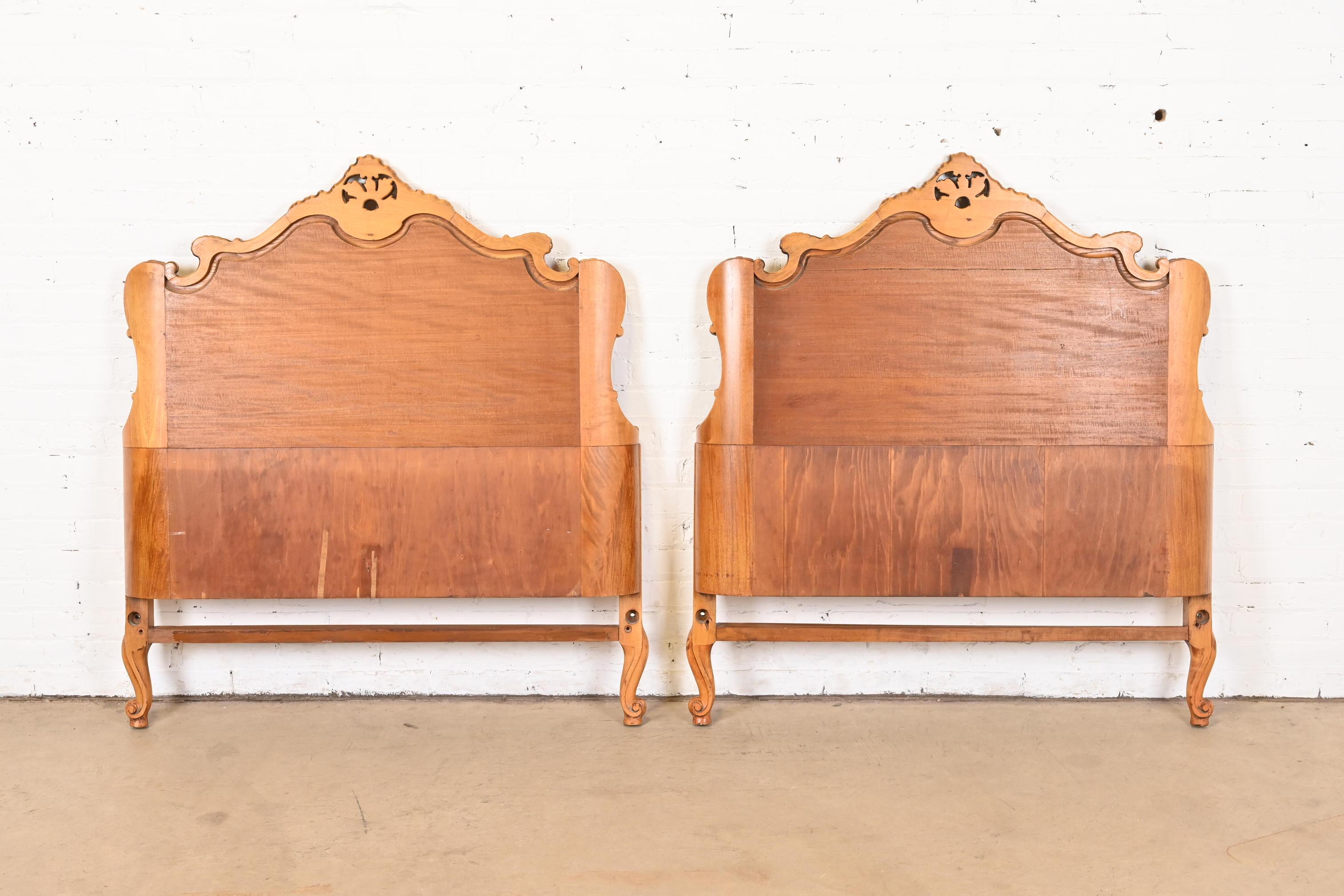 Têtes de lit jumelles Louis XV provinciales françaises Romweber en bois de ronce, vers 1920 en vente 2