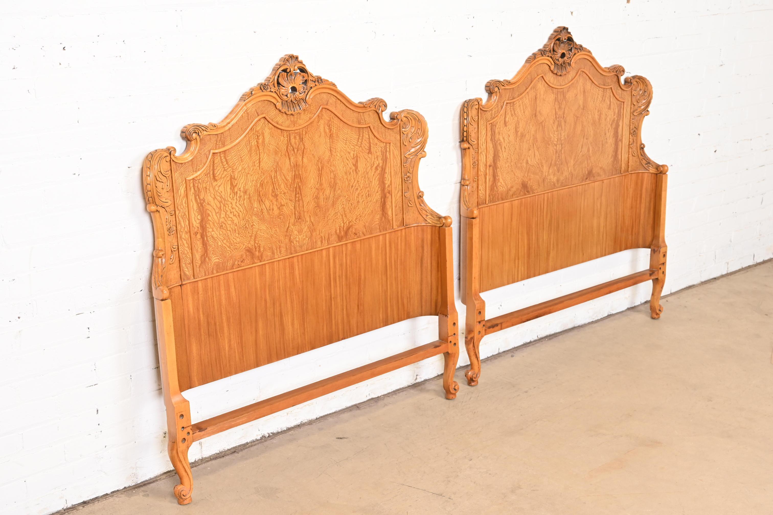 Américain Têtes de lit jumelles Louis XV provinciales françaises Romweber en bois de ronce, vers 1920 en vente