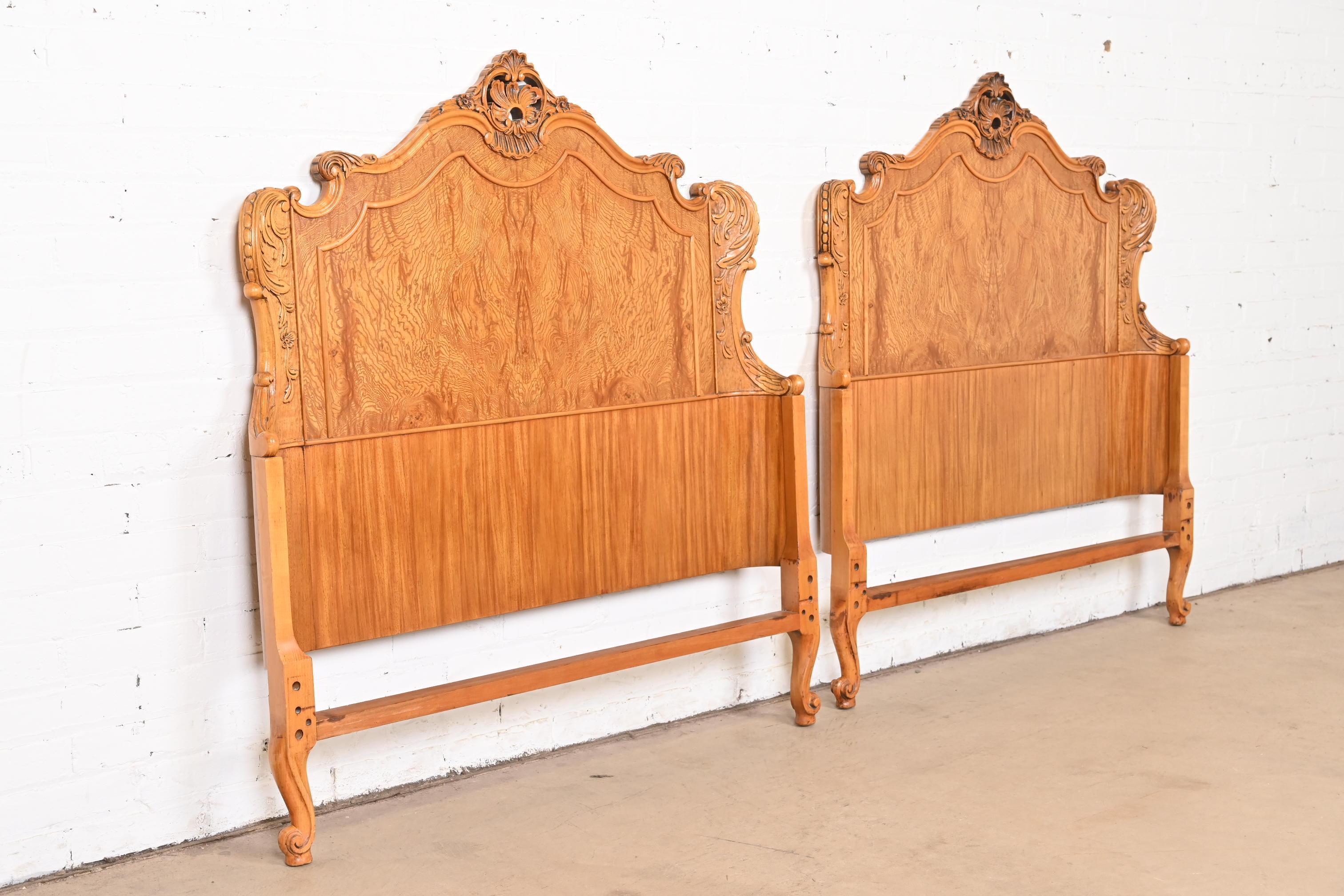 Têtes de lit jumelles Louis XV provinciales françaises Romweber en bois de ronce, vers 1920 Bon état - En vente à South Bend, IN