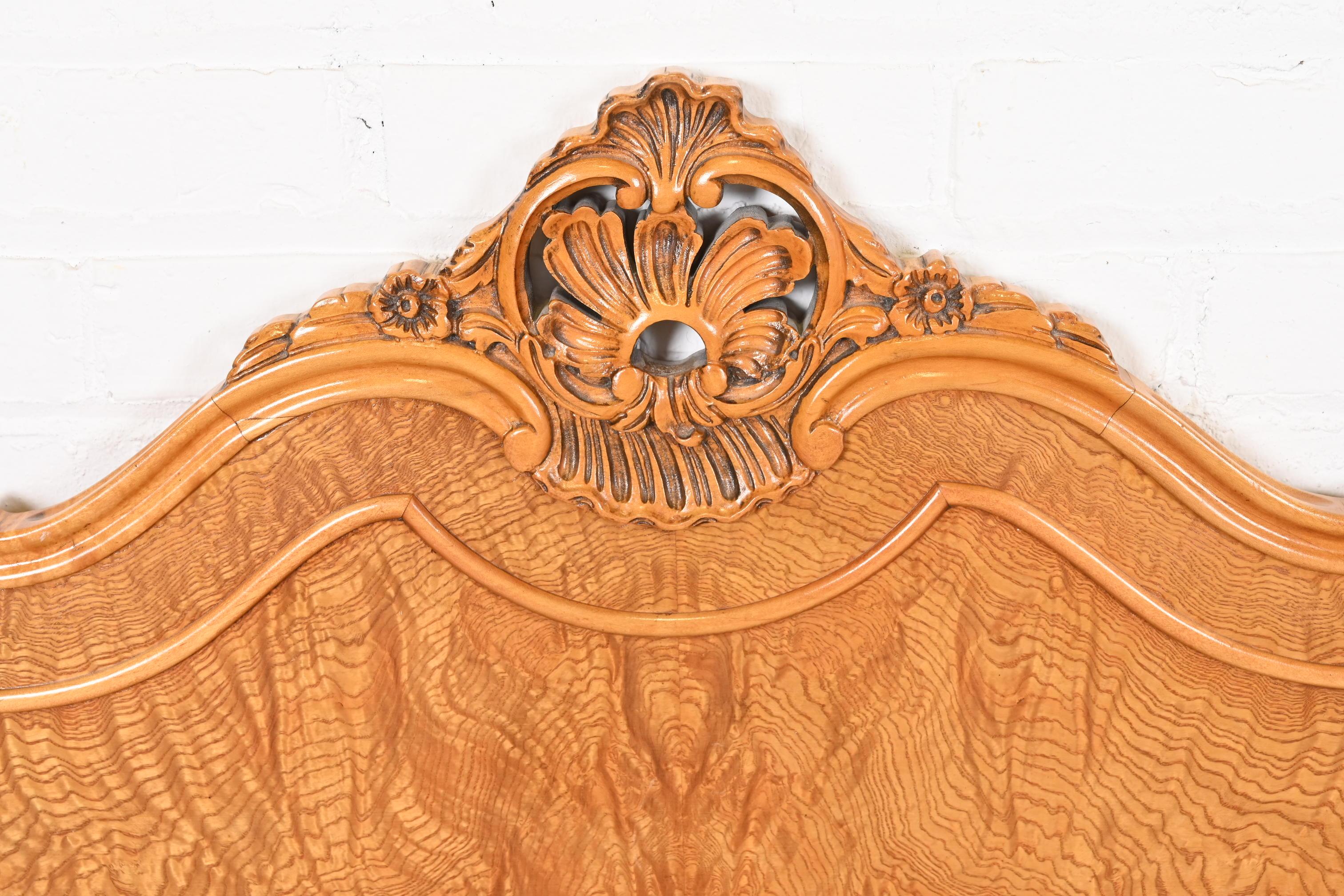 Début du 20ème siècle Têtes de lit jumelles Louis XV provinciales françaises Romweber en bois de ronce, vers 1920 en vente