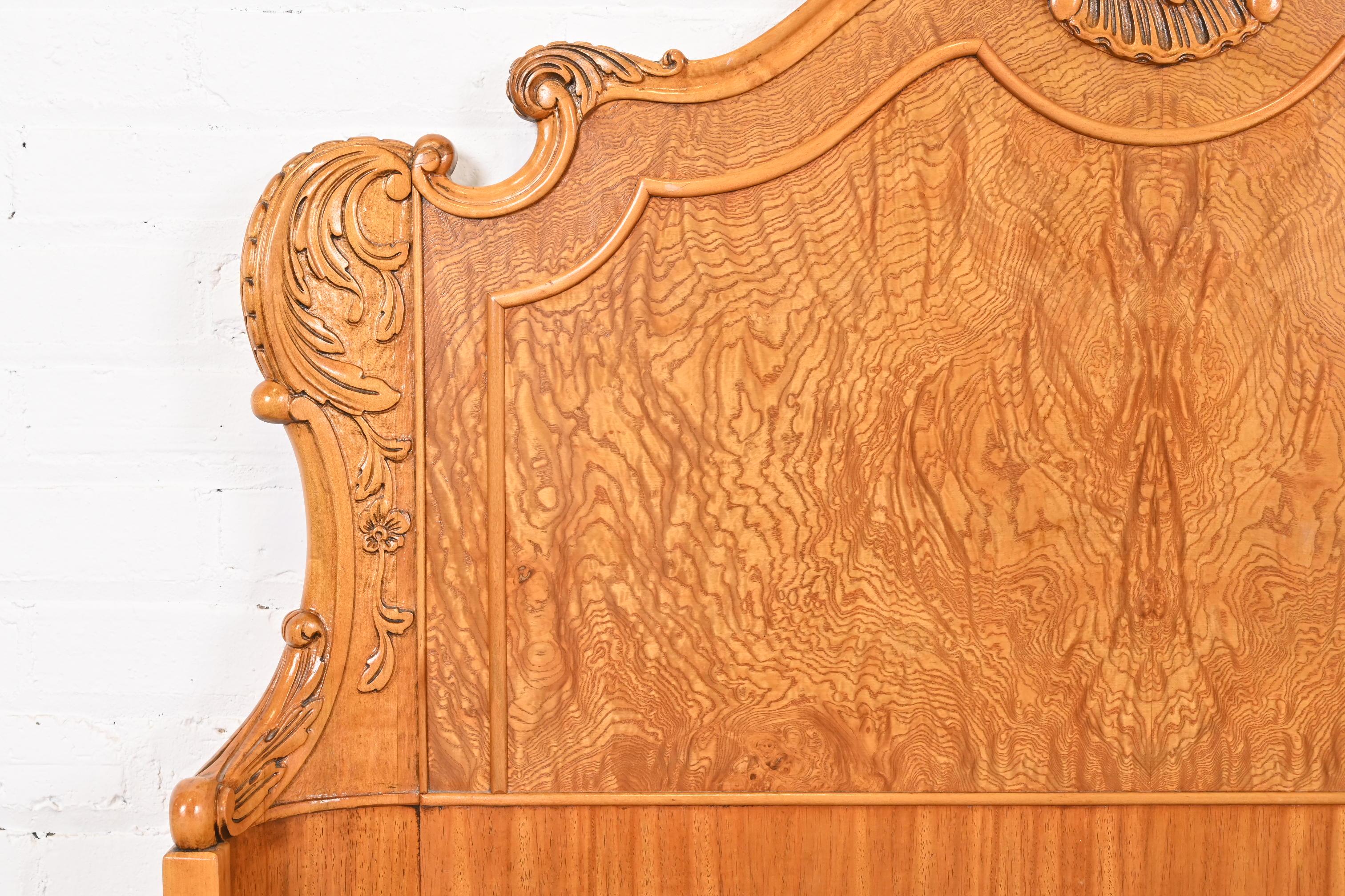 Broussin Têtes de lit jumelles Louis XV provinciales françaises Romweber en bois de ronce, vers 1920 en vente