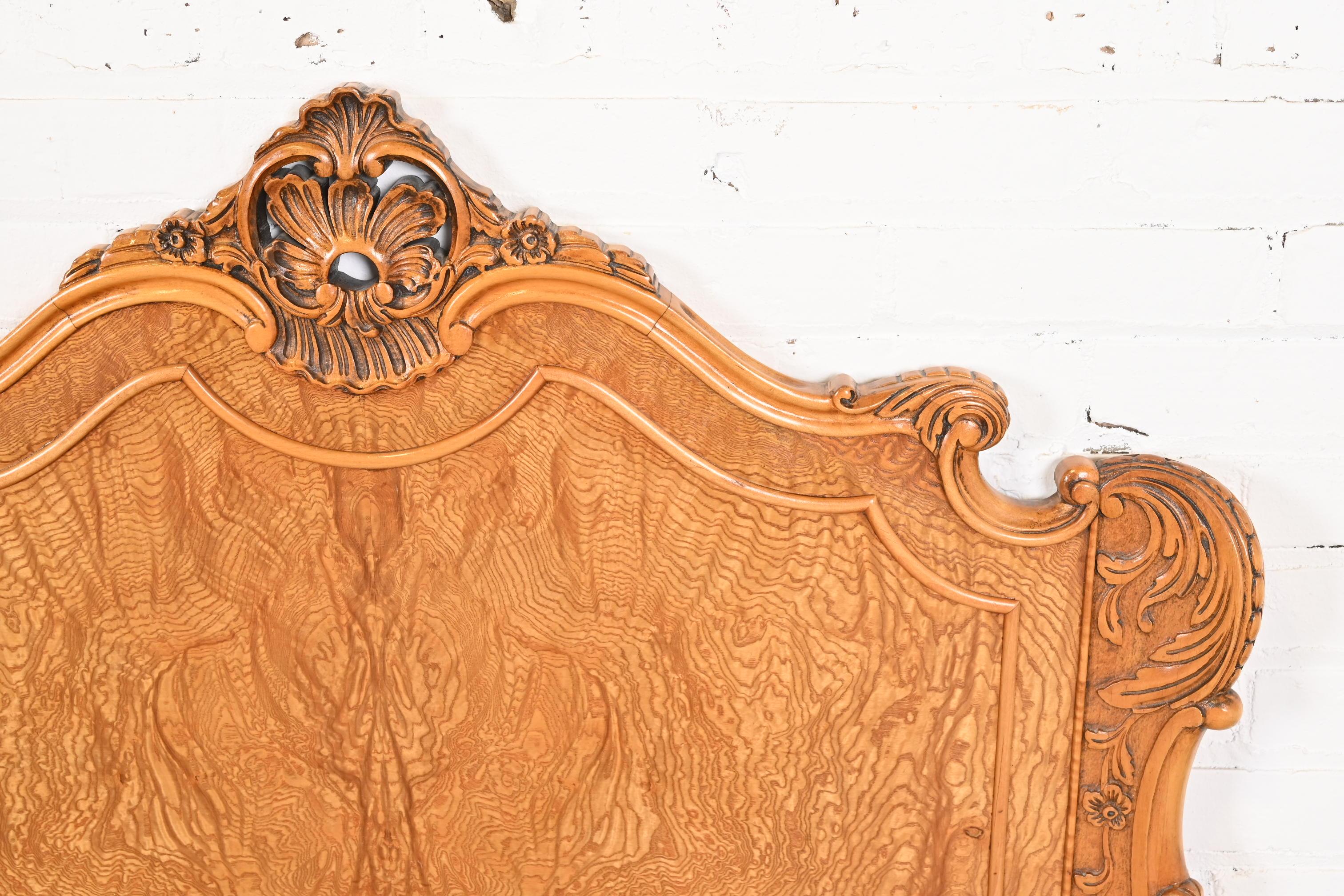 Têtes de lit jumelles Louis XV provinciales françaises Romweber en bois de ronce, vers 1920 en vente 1