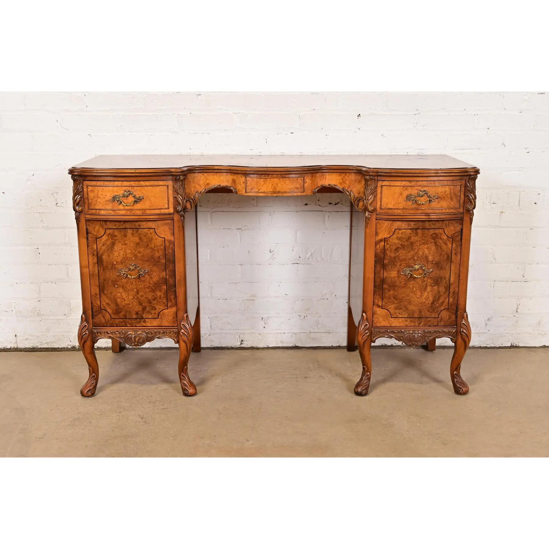 Un eccezionale scrittoio o vanità in stile Luigi XV della Provincia Francese

Da Romweber

USA, circa anni '20

Splendido legno di acacia esotica abbinato a libro, con gambe cabriole intagliate e ferramenta originale in ottone.

Misure: 49,75 