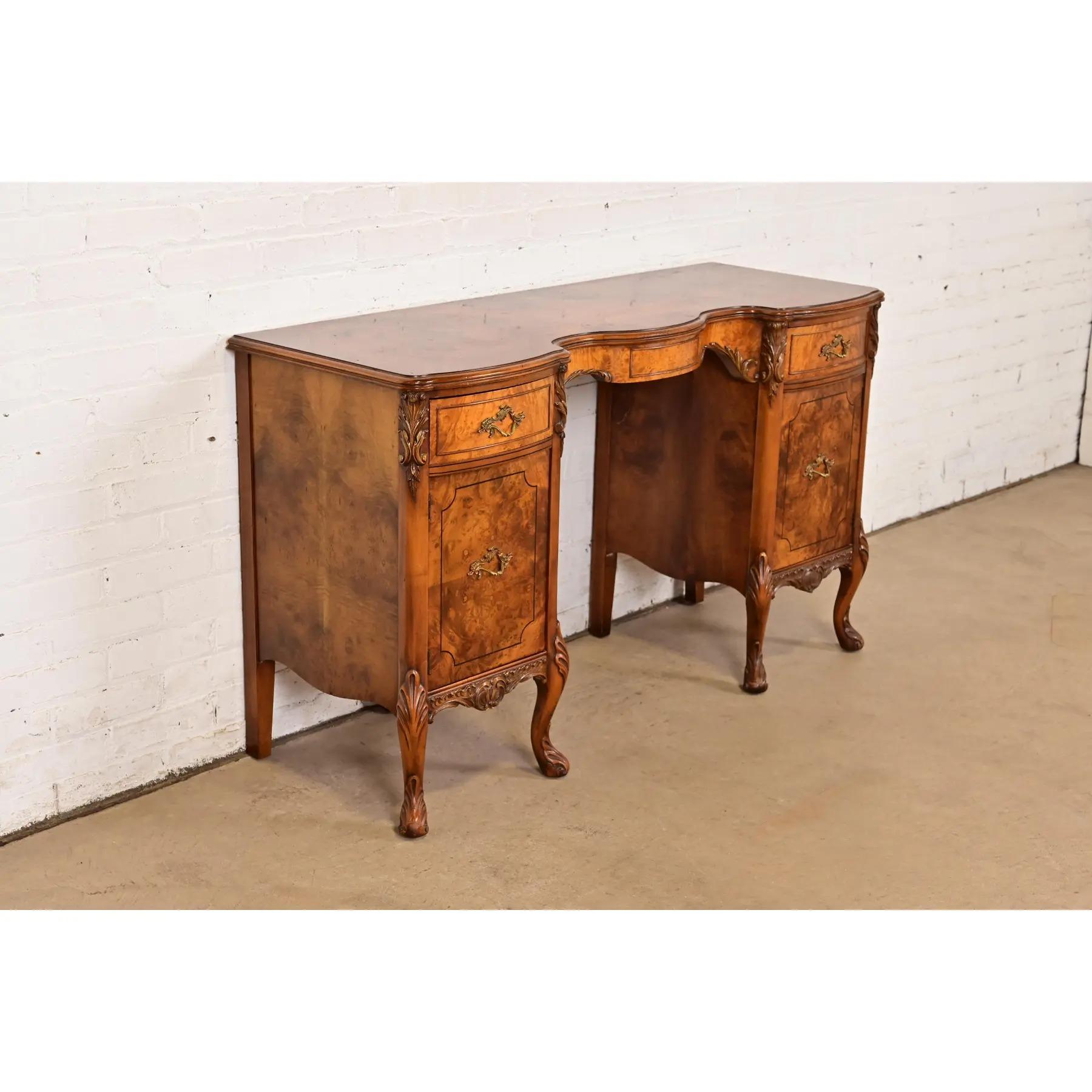 Vanità in legno di radica Luigi XV di Romweber, CIRCA 1920 In condizioni buone in vendita a South Bend, IN