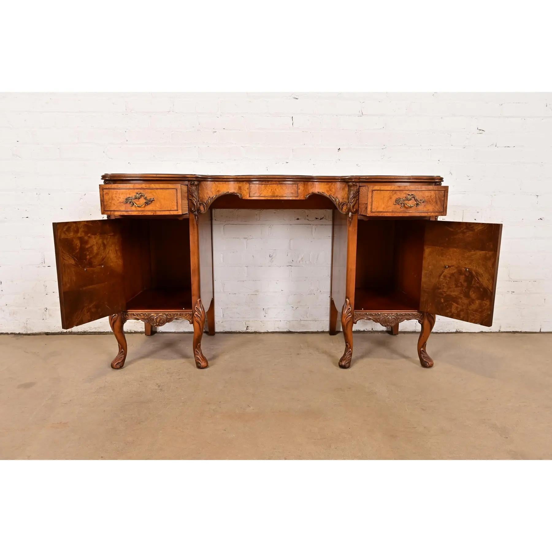 Inizio XX secolo Vanità in legno di radica Luigi XV di Romweber, CIRCA 1920 in vendita