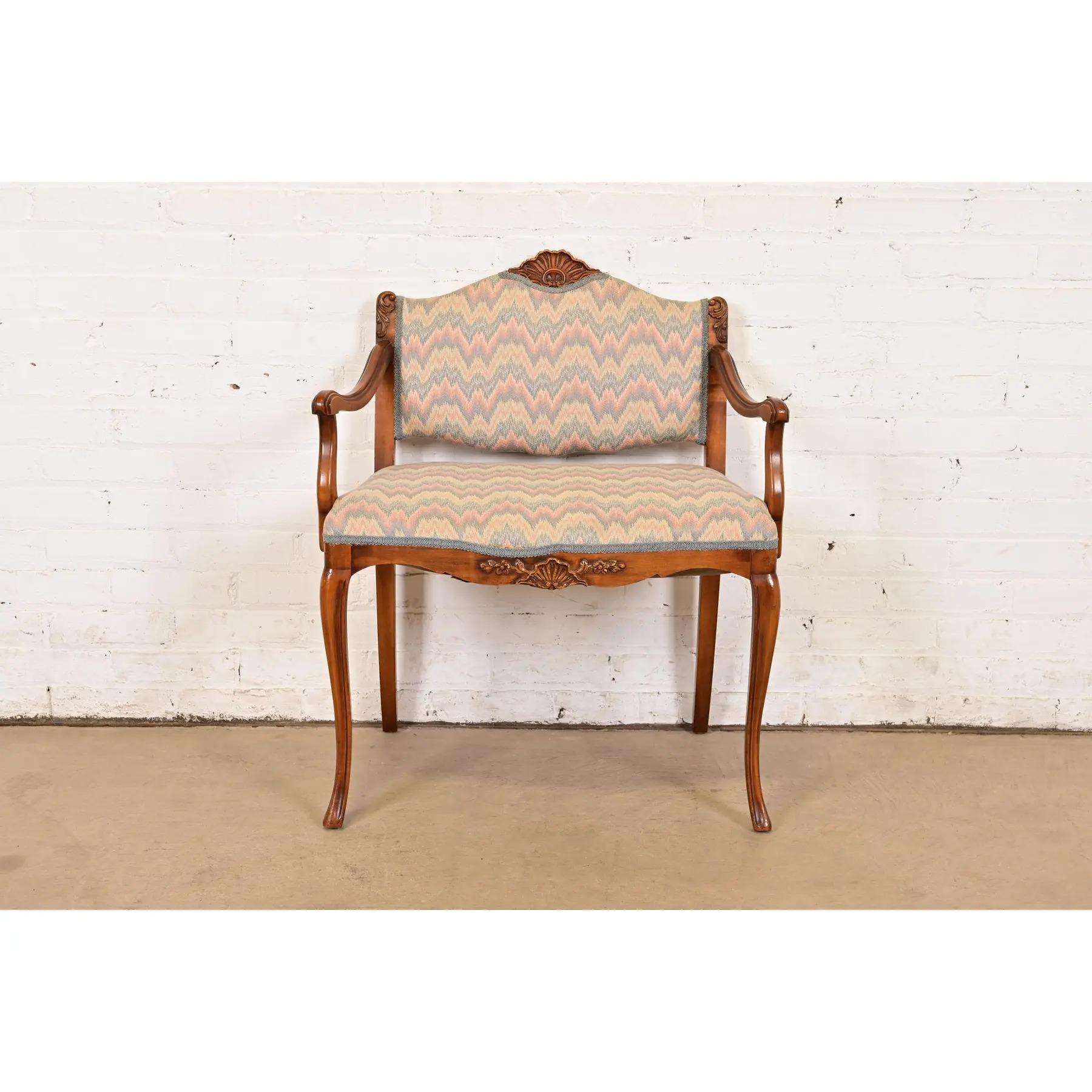 Un'eccezionale poltrona o panca da vanità in stile Luigi XV della Provincia Francese

Da Romweber

USA, circa anni '20

Splendido legno di acacia intagliato, con seduta e schienale imbottiti.

Misure: 26,38