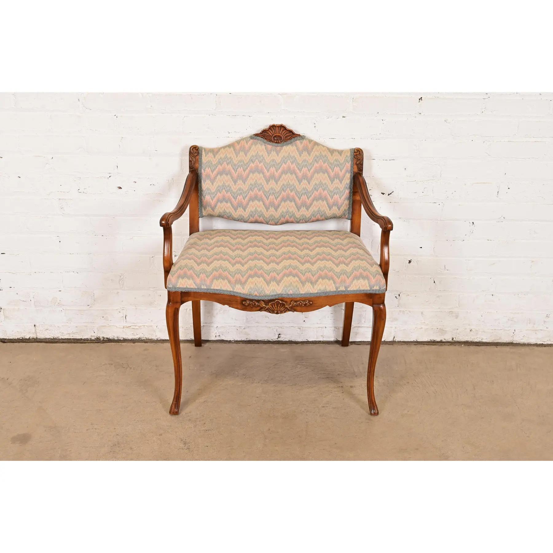 Stile provenzale Sedia da toilette in legno d'acacia intagliato Luigi XV di Romweber, CIRCA 1920 in vendita
