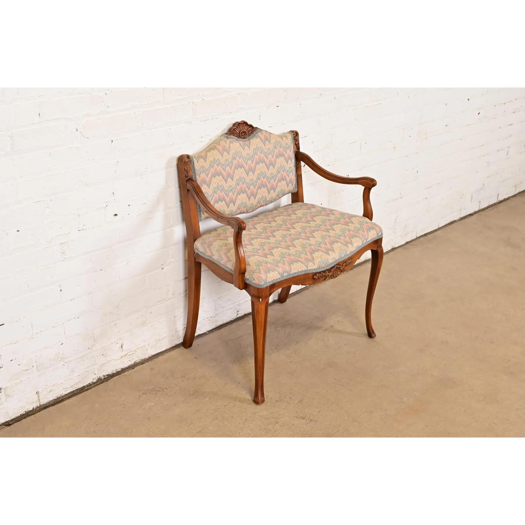 Sedia da toilette in legno d'acacia intagliato Luigi XV di Romweber, CIRCA 1920 In condizioni buone in vendita a South Bend, IN